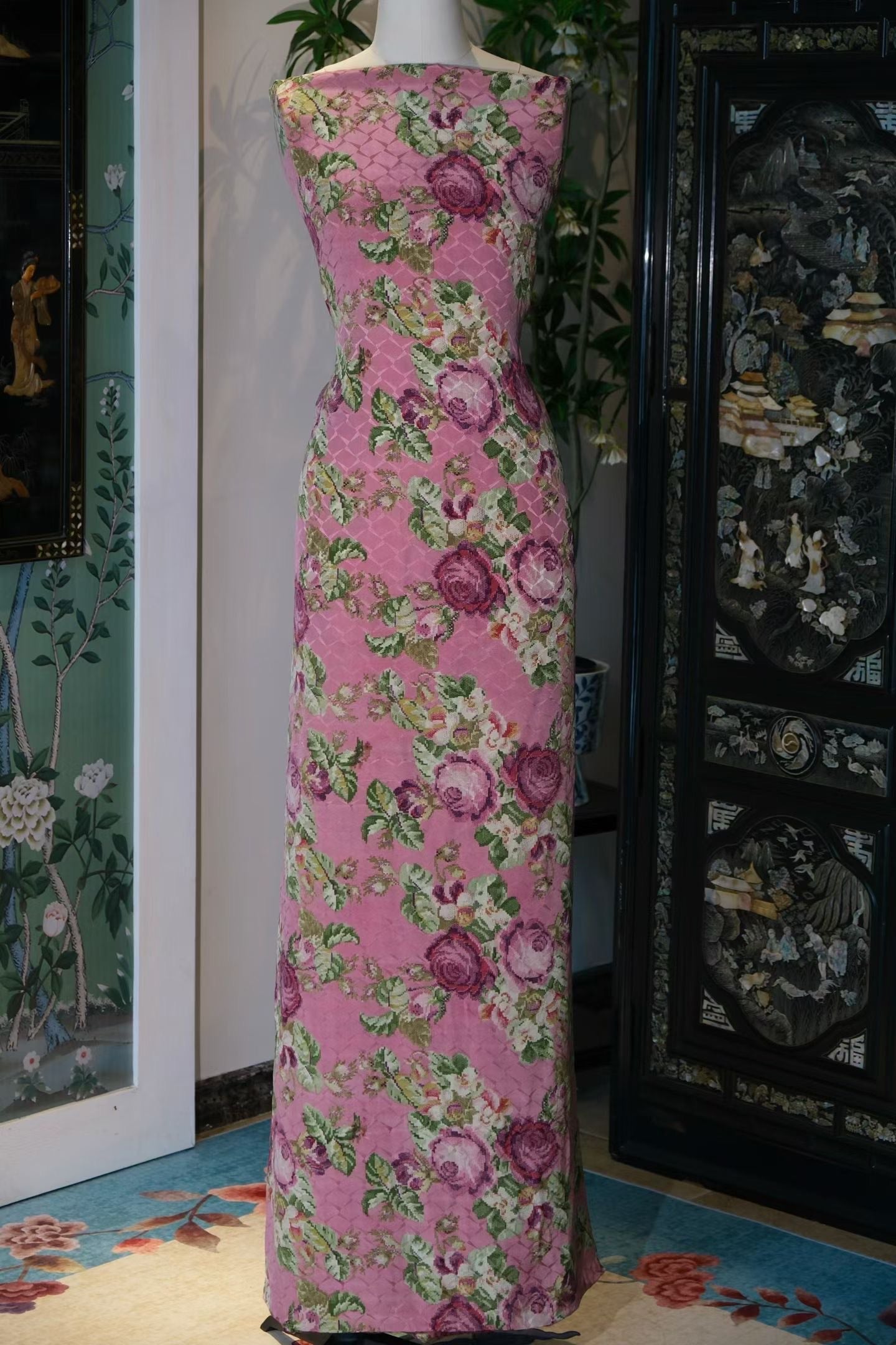 布料名 - 玫瑰格菱绸 / Fabric Name - Rose Trellis Jacquard Silk