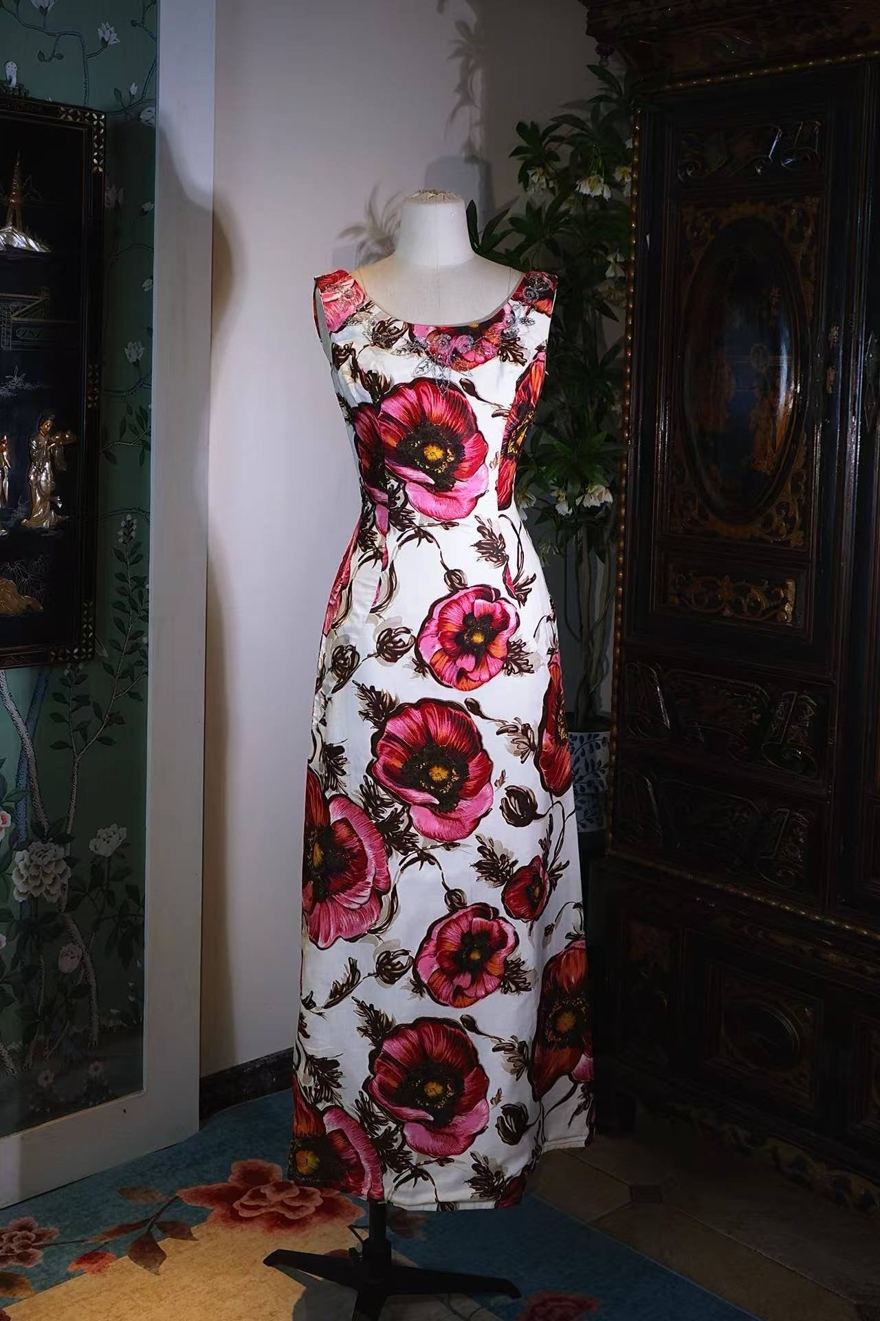 Vintage钉珠礼服 - 白缎朱华：六十年代香港手绘油画法绣钉珠礼服裙 | Vintage Beaded Dress - Crimson Blooms on White Satin: A 1960s Hong Kong Hand-Painted and Beaded Evening Gown