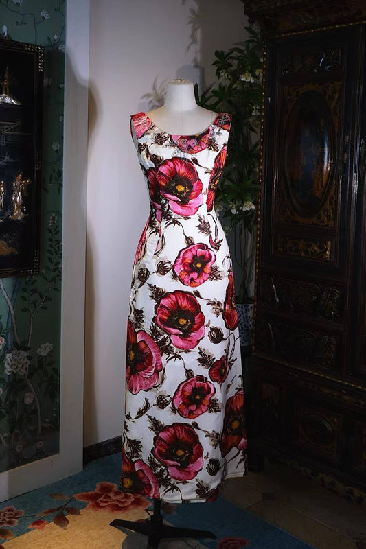 Vintage钉珠礼服 - 白缎朱华：六十年代香港手绘油画法绣钉珠礼服裙 | Vintage Beaded Dress - Crimson Blooms on White Satin: A 1960s Hong Kong Hand-Painted and Beaded Evening Gown