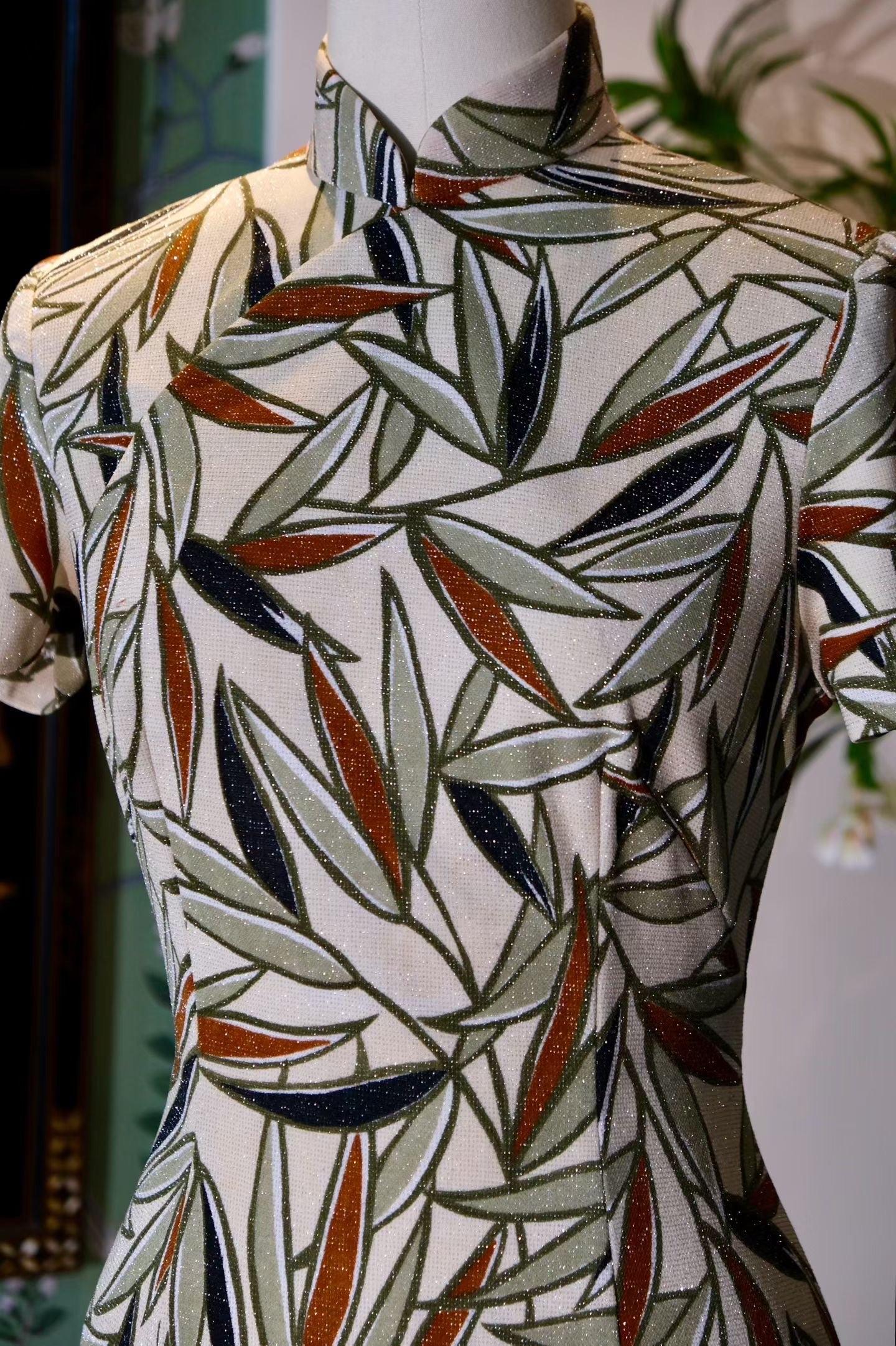 60年代 - 「潇湘竹韵」：六十年代织银三色竹纹古董港式旗袍 / 1960s - "Bamboo Rhyme of Xiaoxiang": A 1960s Hong Kong Vintage Qipao with Lurex-Woven Tri-Colour Bamboo Motif