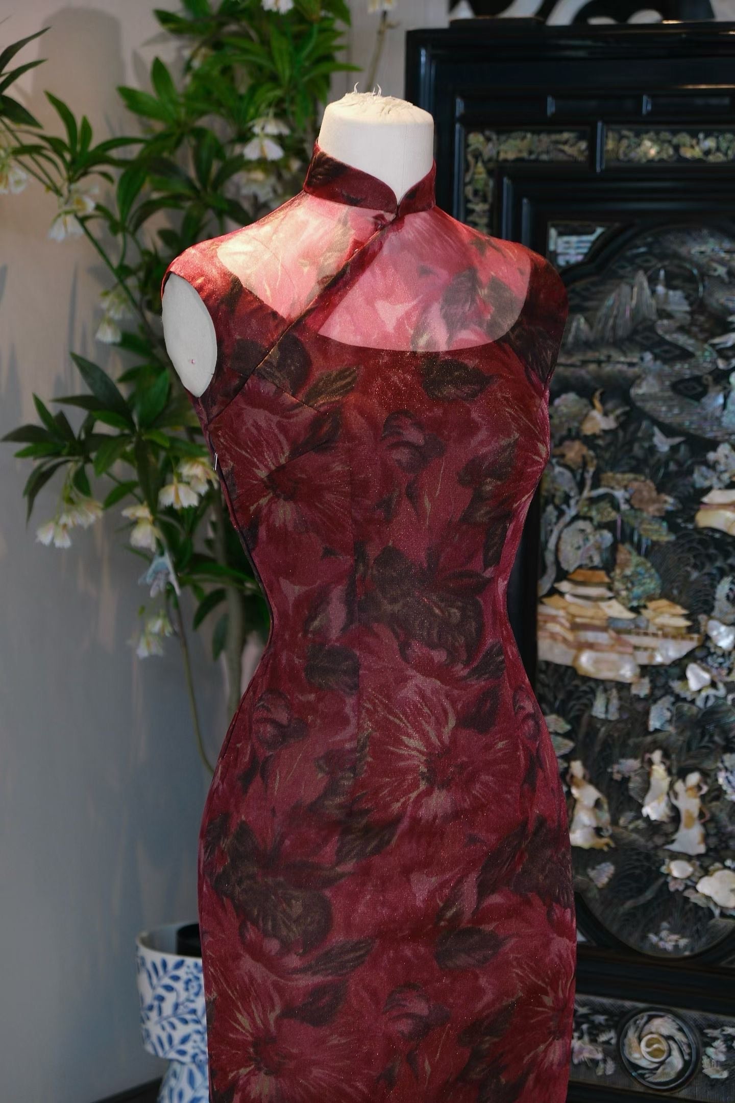 60年代 - 「緋緞華影・暗香浮動」復古旗袍領無袖晚裝 / 1960s - "Crimson Silk Splendor・Subtle Fragrance Drifting" Vintage Cheongsam-Collar Sleeveless Evening Dress