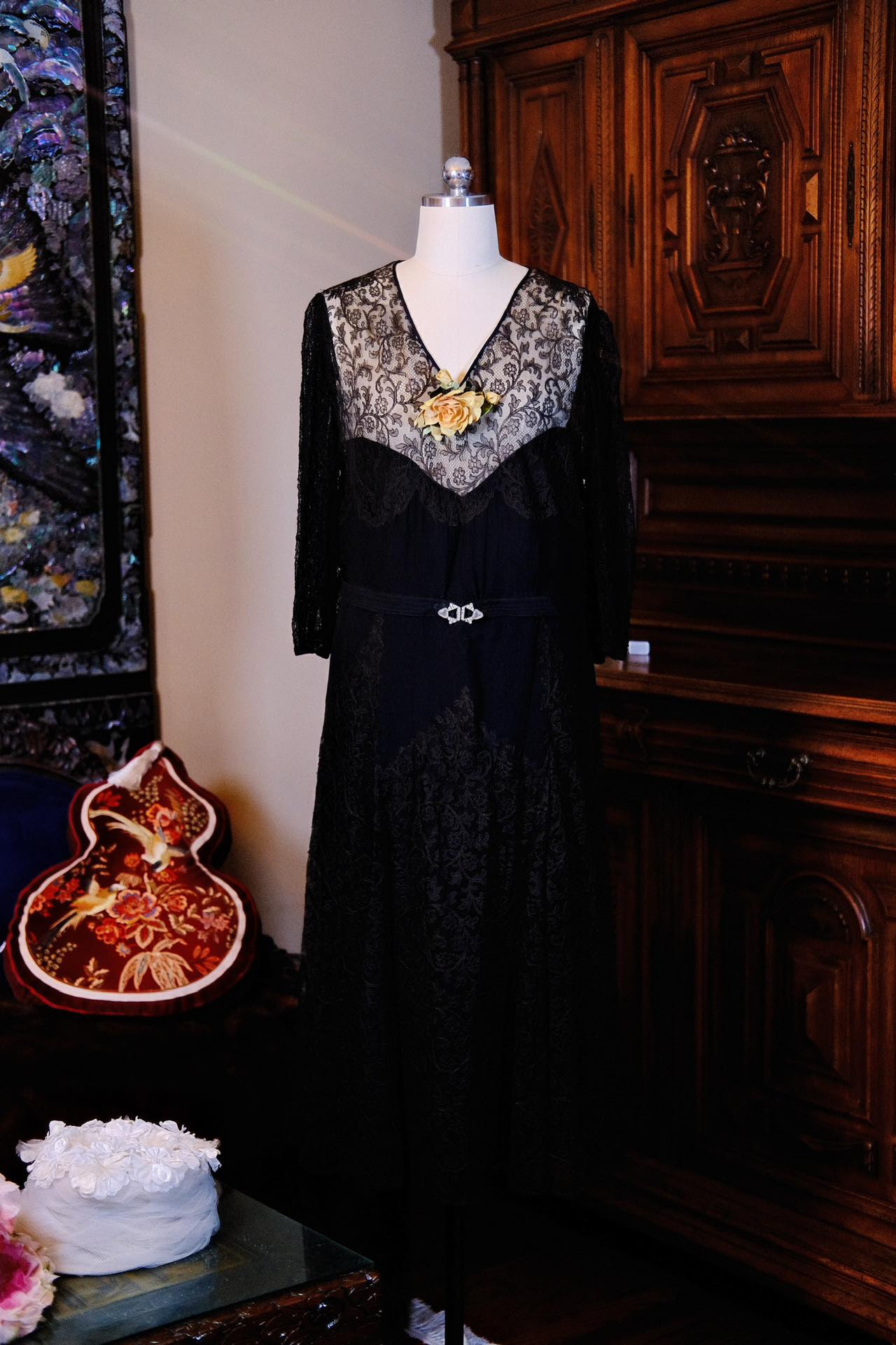 黑金夜曲：民国廿年真丝蕾丝Art Deco长裙与蔷薇私语_HY | Dark Gold Nocturne: A Republic of China Year 20 (1930s) Silk Lace Art Deco Long Dress and Whispering Roses_HY