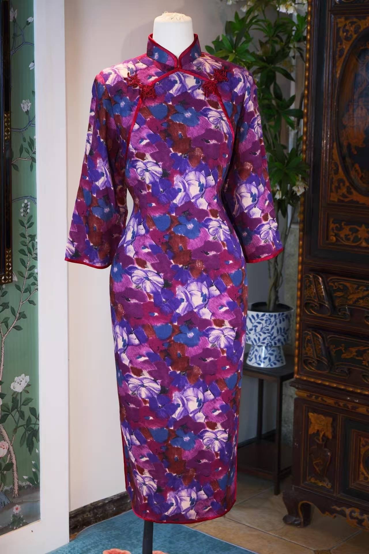 60年代 - 六十年代手绘油画双襟花扣古董旗袍：寒夜里的燃烧之花 | 1960s - 1960s Hand-Painted Oil Floral Twill Wool Qipao: A Burning Blossom in the Cold Night