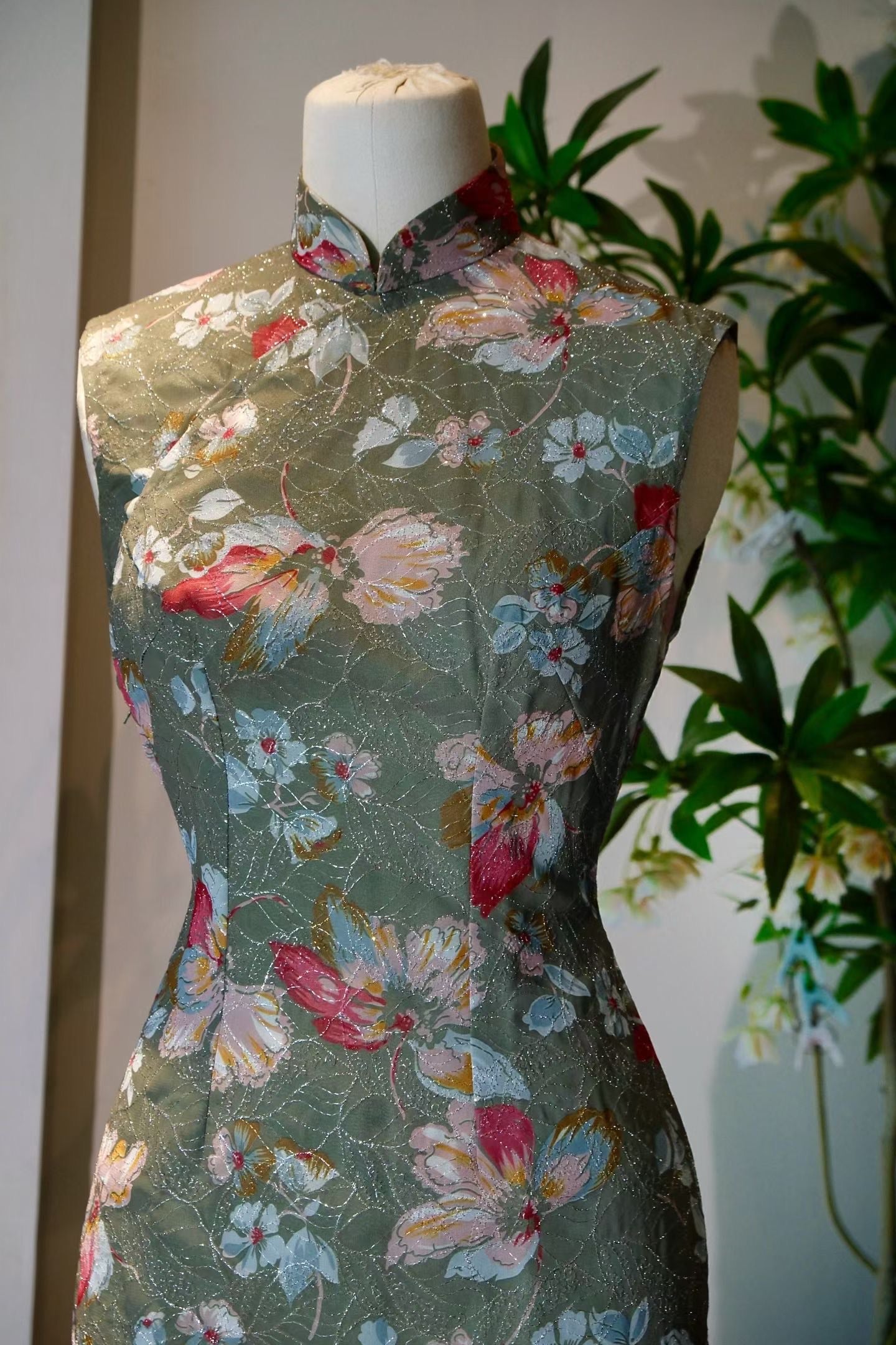 60年代 - 碧纱银叶映香江：六十年代香港织银旗袍的艺术与风华 | 1960s - Silver Filigree on Emerald Gauze: The Art and Glamour of a 1960s Hong Kong Silver-Woven Qipao