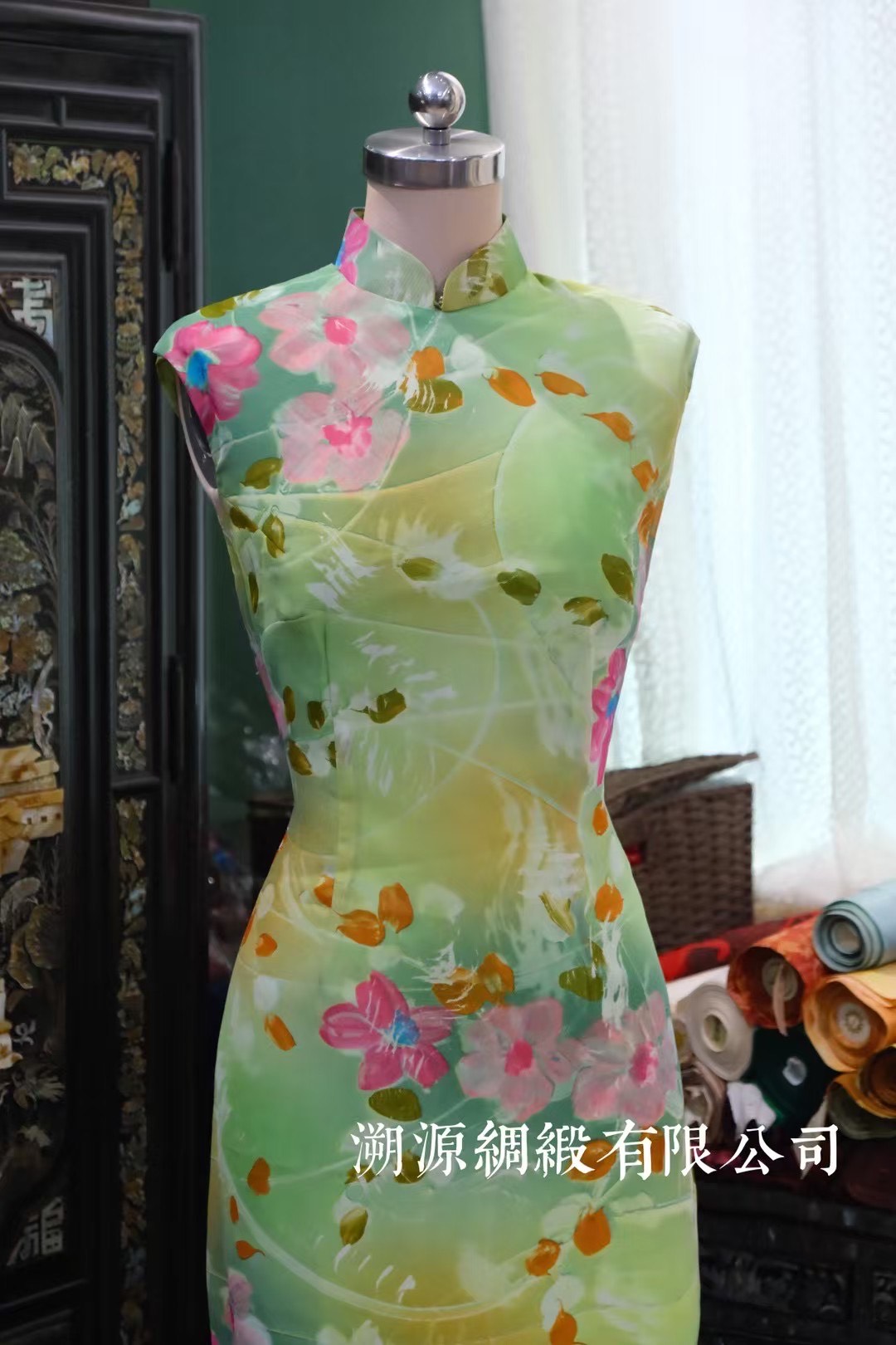 60年代 - 翠堤春晓 · 洛神赋色：六十年代摩登 · 湖水绿抽象花卉印花无袖旗袍 | 1960s - Emerald Embankment, Spring Dawn · Luo Shen's Palette: 1960s Modernity · Lake Green Abstract Floral Print Georgette Sleeveless Qipao