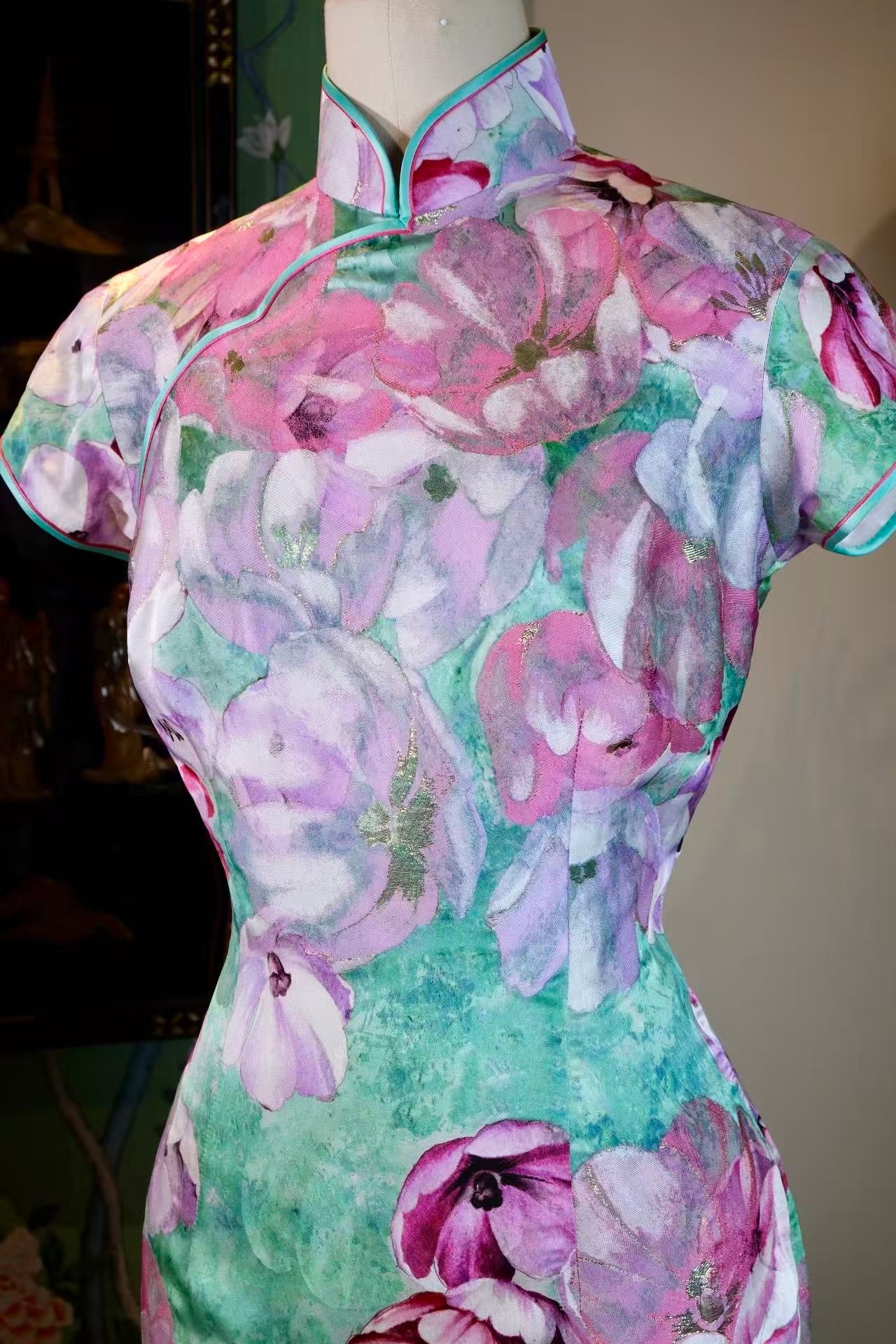 客定结缘 - 《莫奈花园·浮光掠影：苏绣工艺金丝晕染艺术旗袍》 | Customized Design - "Monet’s Garden · Fleeting Light: Art Qipao with Su Embroidery & Gilded Impressionist" Florals