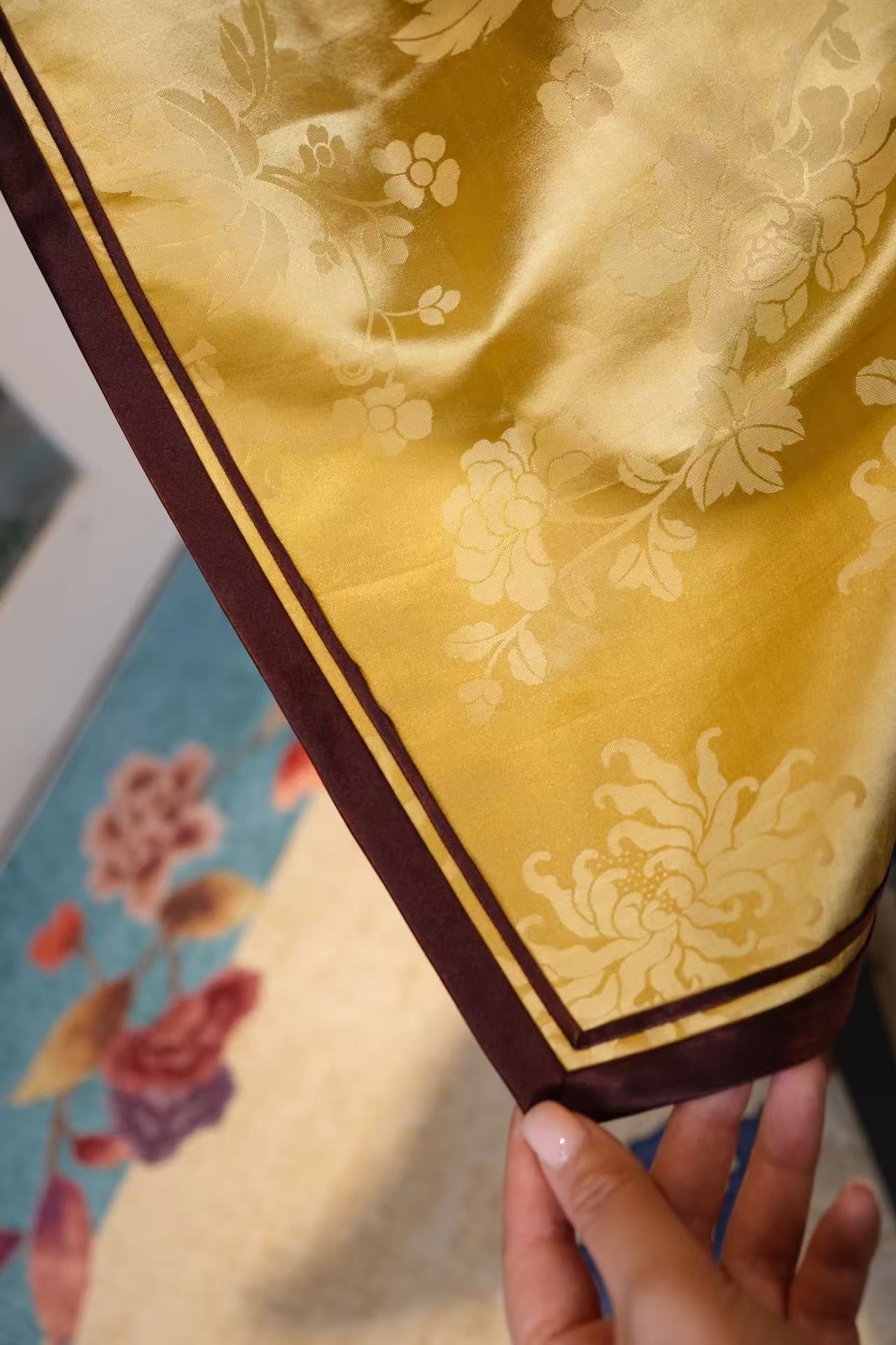 50年代 -【乐怡芳华】民国摹本缎·三角花瓶底 港式宽绲撞色旗袍 | 1950s -【Le-Yi's Golden Bloom】Vintage-Inspired Damask Qipao: Hong Kong-Style Geometric Waist with Broad Contrast Piping