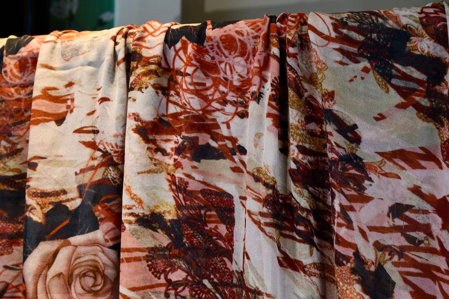 布料名 -《暮色玫瑰的抽象咏叹调：复古陶土色意象印花真丝面料》| Fabric Name - The Abstract Aria of Twilight Roses: Vintage Terracotta Imagery Printed Silk