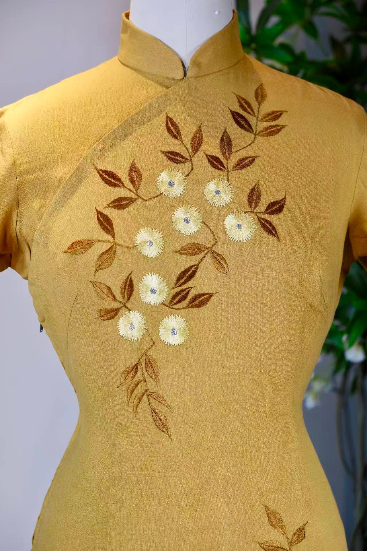 50年代 - 五十年代台湾制月黄刺绣旗袍：针线间的风雅颂 | 1950s - 1950s Taiwanese Embroidered Citrine Qipao: An Ode to Elegance in Every Stitch