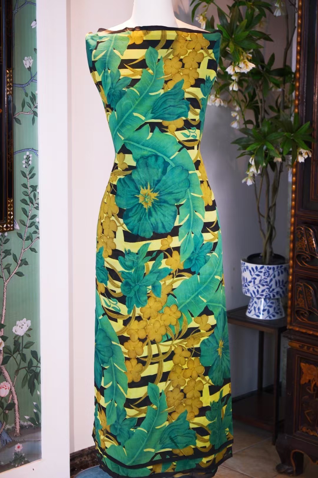 布料名 - 林间幻境：复古黑金条纹与热带碧玺繁花真丝绸缎 | Fabric Name - The Emerald Forest Mirage: Vintage Black & Gold Stripes with Tropical Tourmaline Floral Silk
