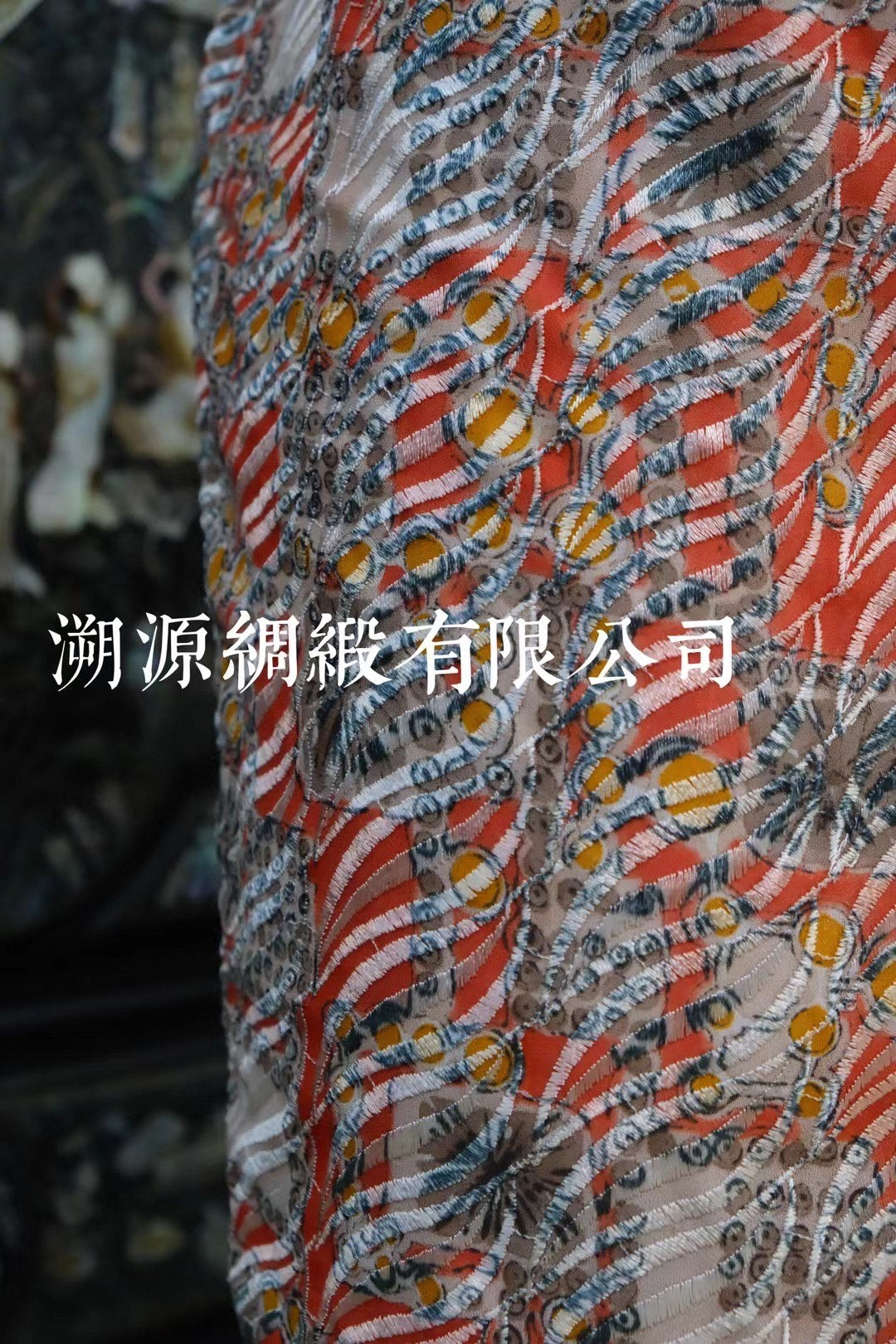 60年代 - 摩登珍藏：橘红色调刺绣几何无袖港式旗袍（流苏扇形图案）| 1960s - Mod Collection: Burnt Orange Embroidered Geometric Sleeveless Hong Kong Qipao (Tassel Fan Motif)