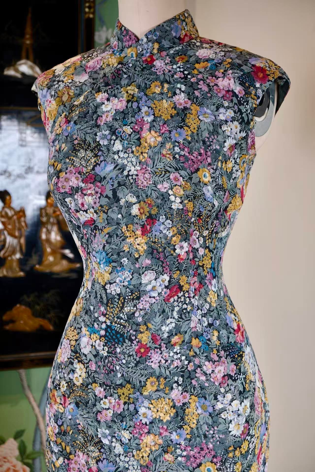 60年代 - 灰蓝底“满地娇”百花不落地印花古董旗袍 | 1960s - A Vintage "Hundred Flowers Never Landing" Floral Print Cheongsam on Gray-Blue Base