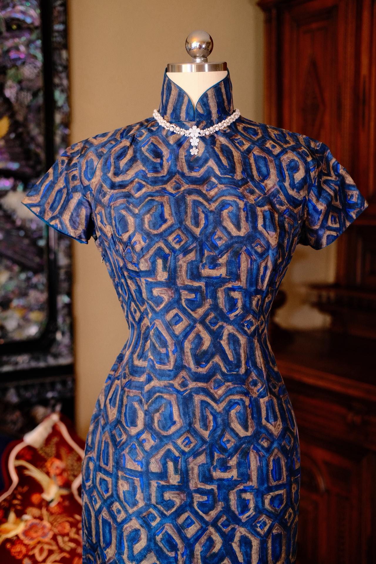 50年代 - 蓝金迷宫：油画真丝上的五十年代摩登 | 1950s - Blue-Gold Labyrinth: 1950s Modernism Rendered in Oil-Painting Silk