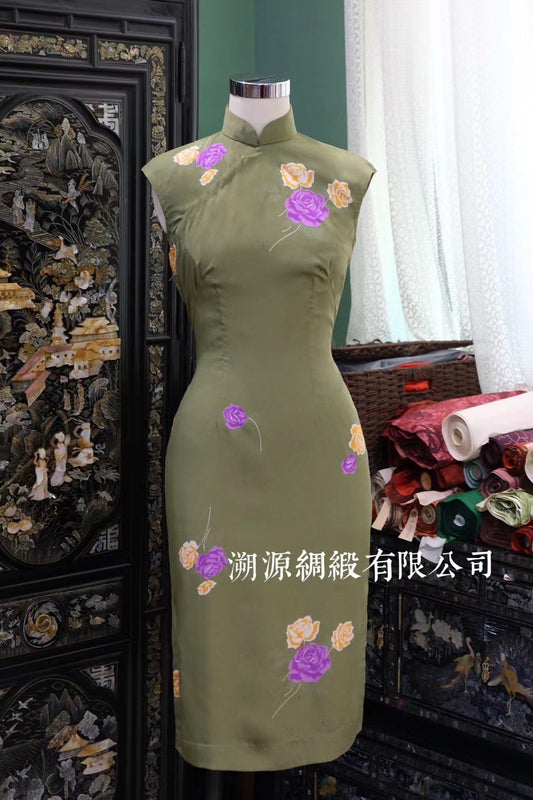 60 年代 - 苔绿野蔷·艺术印染玫瑰无袖短款旗袍 | 1960s - "Moss Green Wild Roses" - Artistic Printed Rose Motif Sleeveless Short Qipao