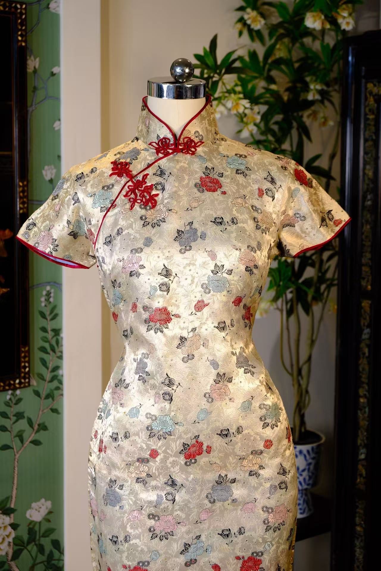 50年代 -【银台玉露】50年代高级感折枝菊花织锦缎 复古港式硬花盘扣旗袍 | 1950s - 【Silver Dew Chrysanthemum】Vintage 50s Luxurious Silk Brocade Qipao with Exquisite Floral Hard Frog Button