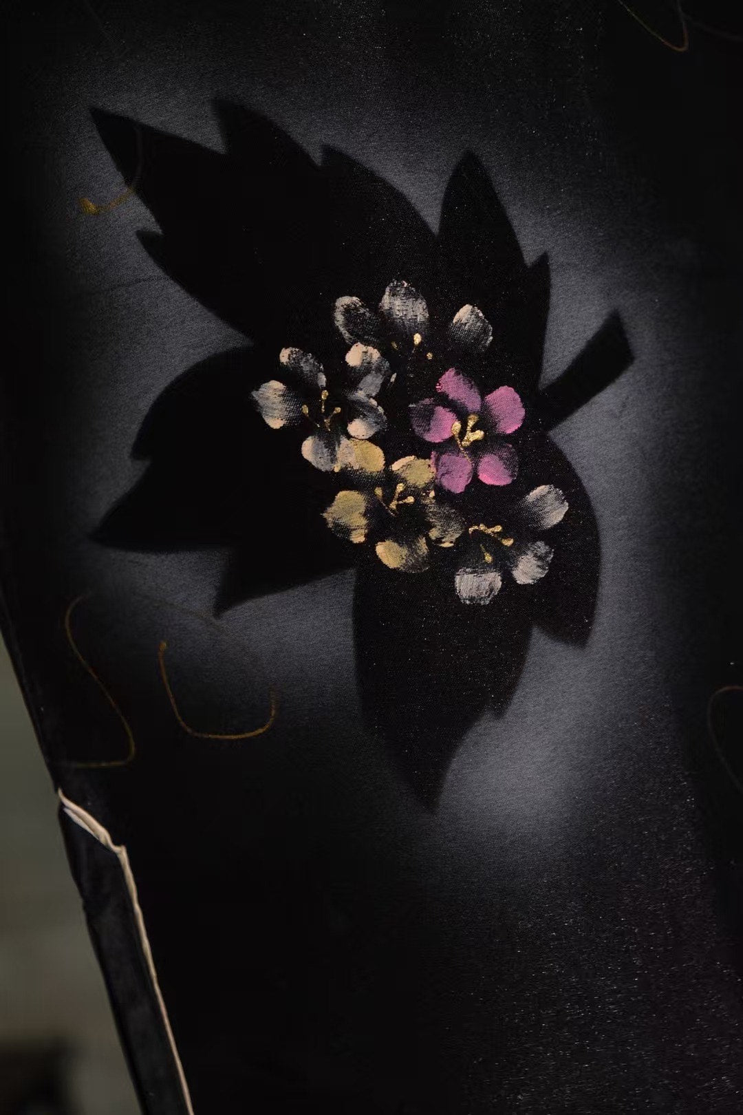 50年代- 🌌 繁星枫影 · 桃花坠露夜黑地细闪喷绘视觉系修身旗袍 | 1950s- 🌌 Starlight Maple Silhouette · Falling Peach Blossoms on Shimmering Black Qipao