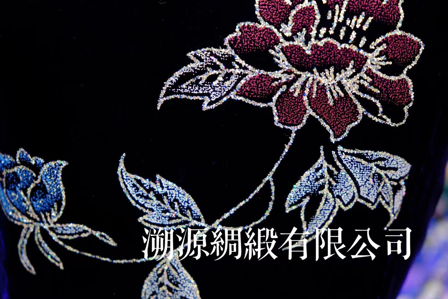 70年代 - 港风深紫色天鹅绒波浪琵琶襟手工盘扣烫金花卉古董旗袍：【紫夜幽兰】| 1970s - Hong Kong Style Dark Purple Velvet Wavy Pipa Placket Hand-Knot Button Gold-Foil Floral Antique Qipao: "Midnight Orchid"