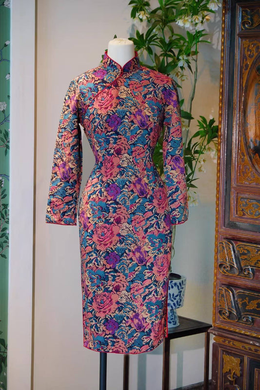 60年代 - 摩登绲线·靛蓝羊毛线香绲印花长袖旗袍 | 1960s - The Modern Piping: Indigo Wool Cheongsam with Xiansi Piping and Floral Print