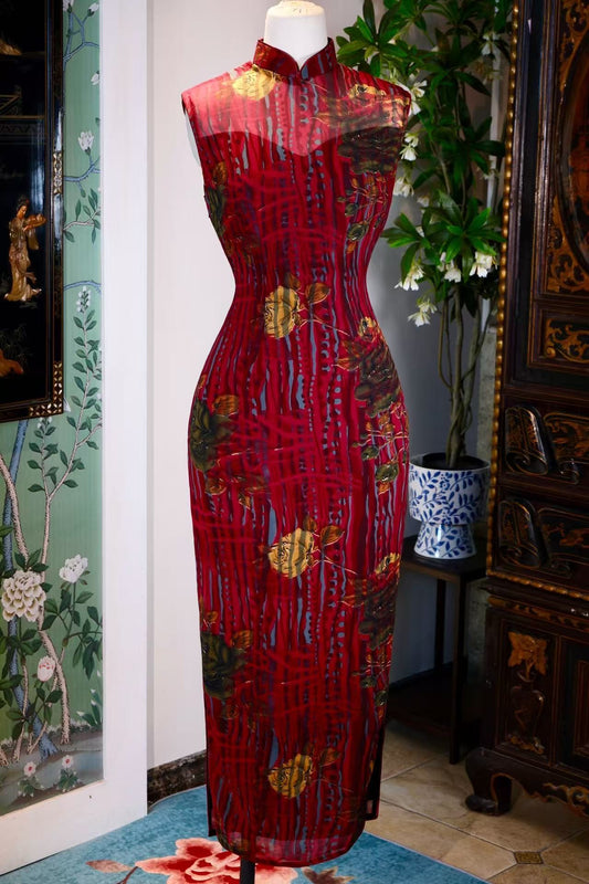 客订结缘 - 《繁花序曲》——写意金丝真丝玫瑰·立体塑形定制艺术旗袍 | Customized Design - "The Prelude of Blossoms" —— Bespoke Art-Piece Qipao in Golden-Thread Silk with 3D Sculptural Lining