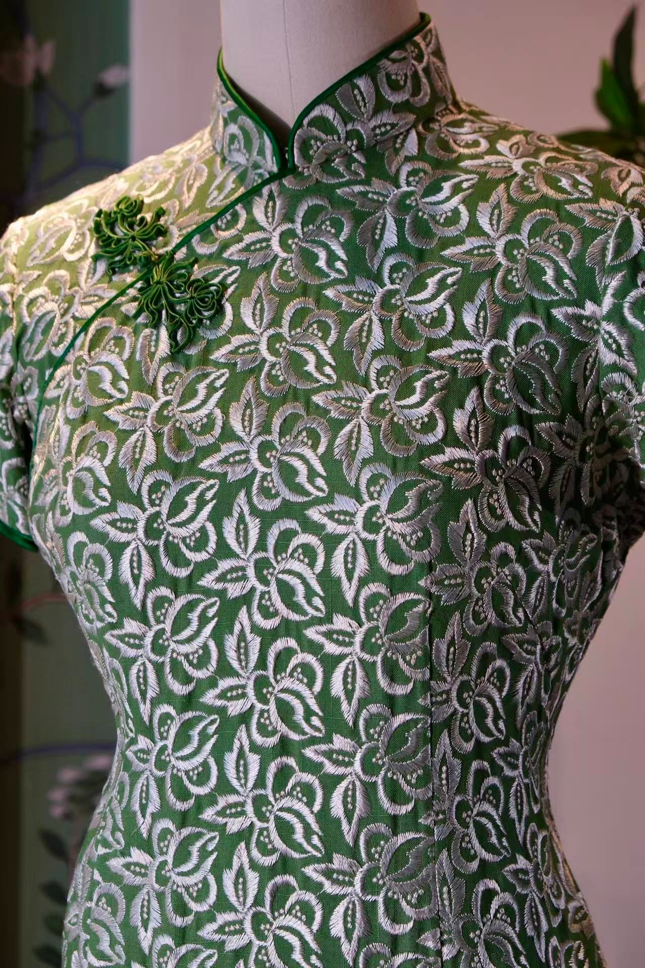 50年代 - 满机绣青瓷地嵌丝硬花扣古董港式旗袍 | 1950s - A Vintage 1950s Hong Kong Cheongsam with Full Machine Embroidery and Fitted Hard Buttons