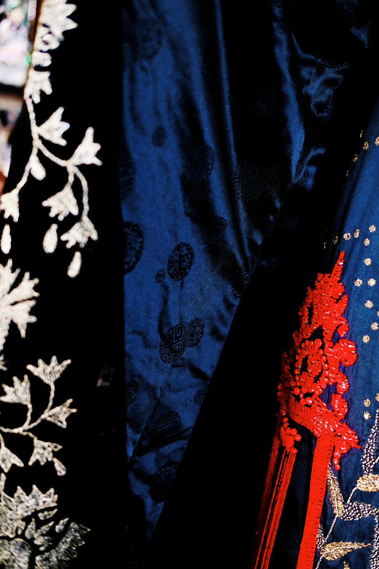 夜幕加冕：民国二十年代天鹅绒烫金大衣的“流金岁月” | Nightfall Coronation: A Study of a 1920s Velvet Gilded Coat and "Gilded Years"