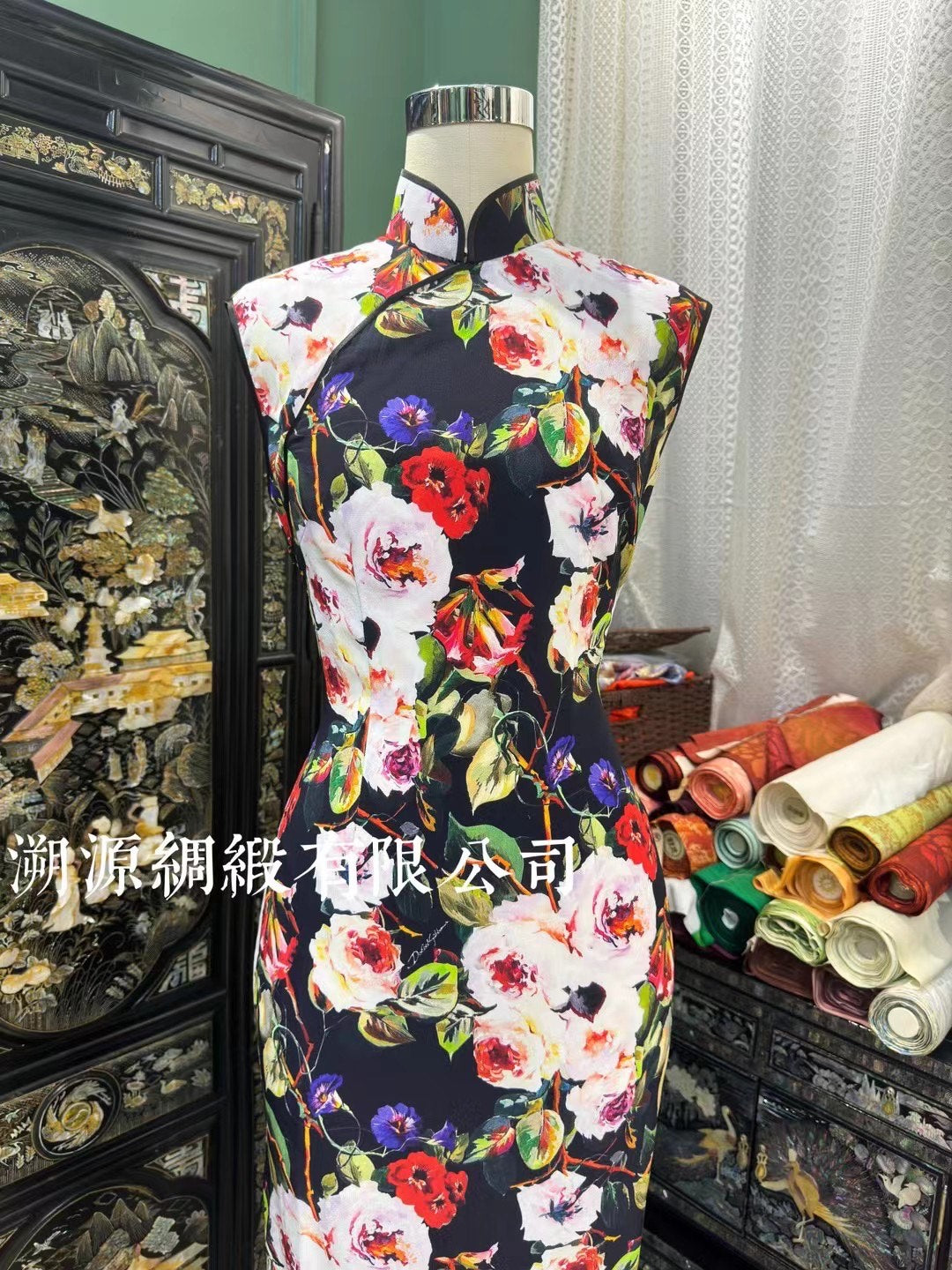 客定结缘 - 西西里花园：黛黑重彩玫瑰印花无袖长款旗袍 (Qipao) | Customized Design - Sicilian Garden Muse: Deep Black Heavy-Color Rose Print Sleeveless Long Qipao