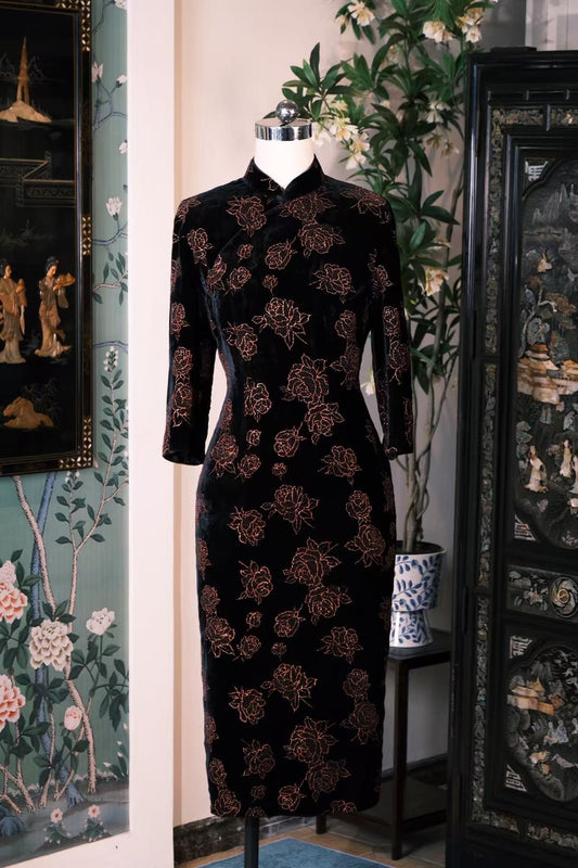 50年代 -【暗夜玫瑰】复古黑丝绒铜金手绘描边玫瑰图案七分袖长款旗袍 |  1950s -【Midnight Rose】Retro Black Velvet Copper-Gold Outlined Rose Pattern Three-Quarter Sleeve Long Qipao