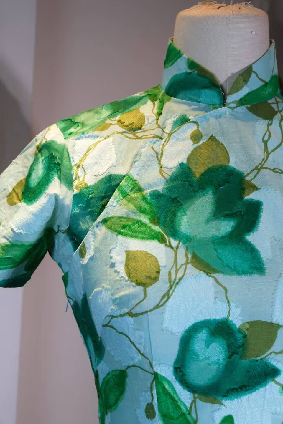 50年代 - 翠影凝缃：五十年代港工提花棉旗袍的艺术考释 | 1950s - Emerald Shadows on Pale Scrolls: An Artistic Analysis of a 1950s Hong Kong Jacquard Cotton Cheongsam