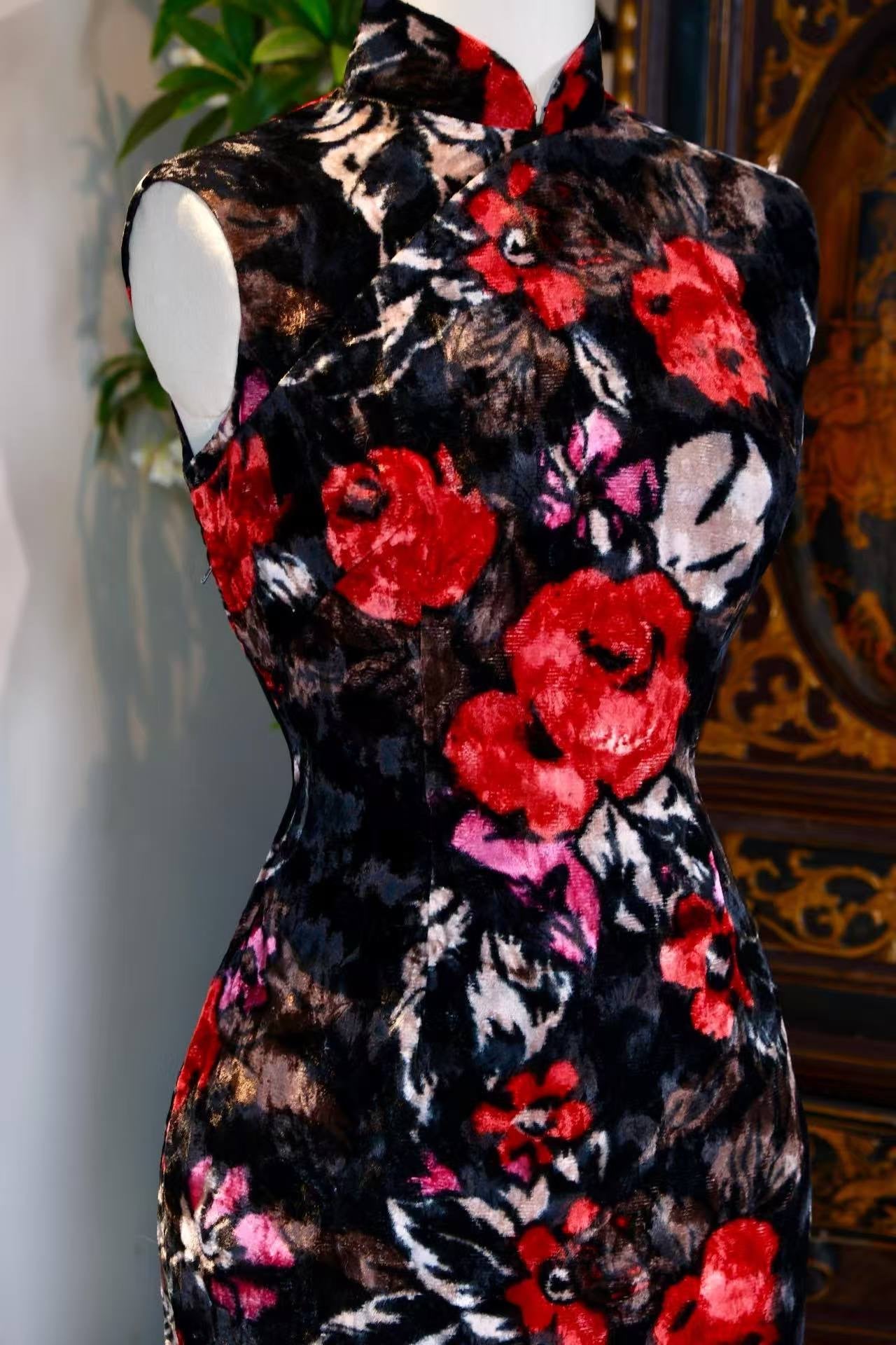 60年代 - 玫瑰金丝绒印花香港古董旗袍 | 1960s - a Vintage Hong Kong Rose-Print Gold Velvet Cheongsam