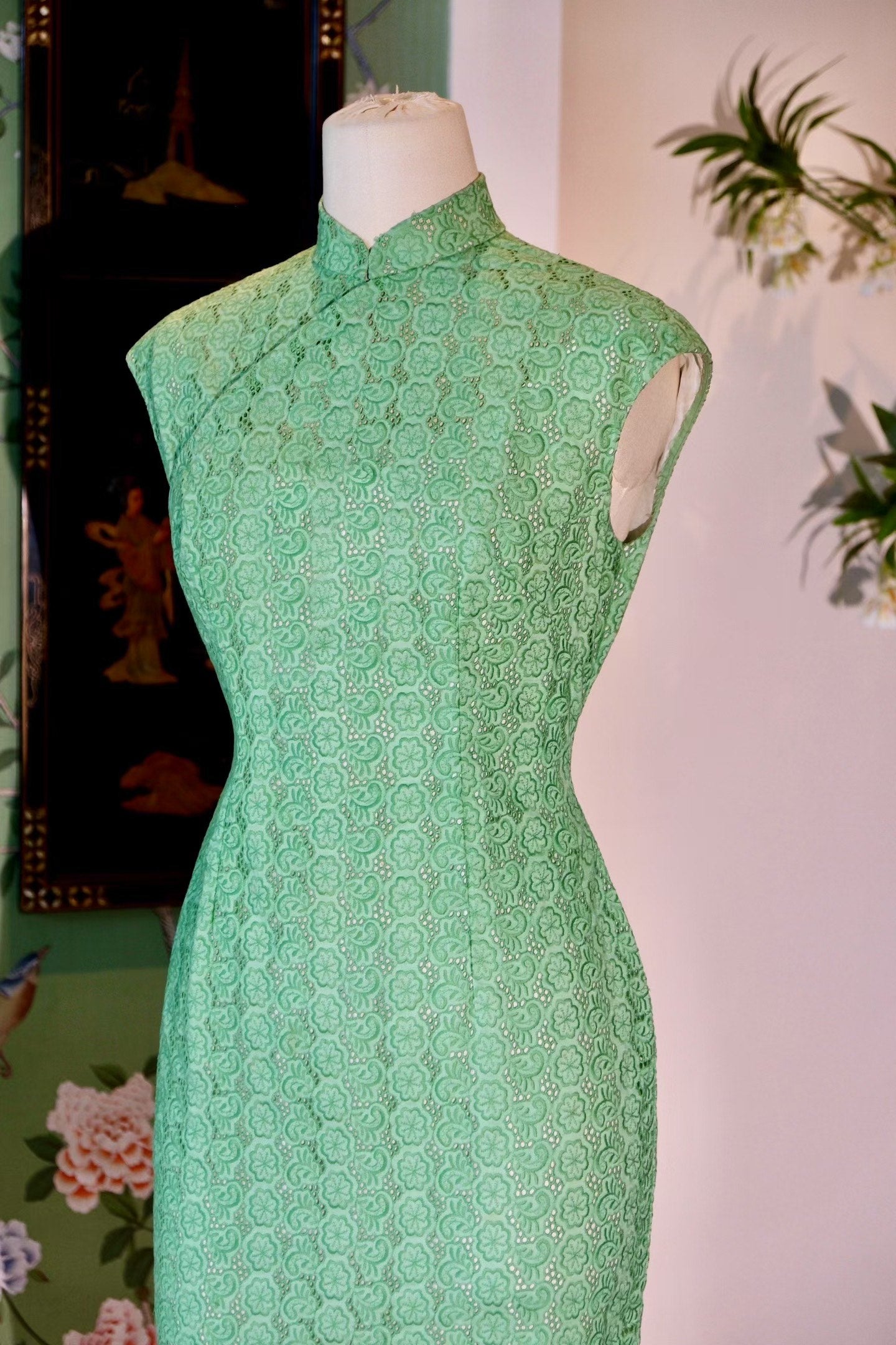 60年代 - 塞纳河畔・鹦哥绿法式蕾丝镂空・三角腰古董港式旗袍 (1960s 新加坡国立博物馆典藏) / 1960s - Seine Rhapsody: Parrot Green French Lace & Triangle Waist Vintage Hong Kong Qipao (1960s National Museum of Singapore Heritage)