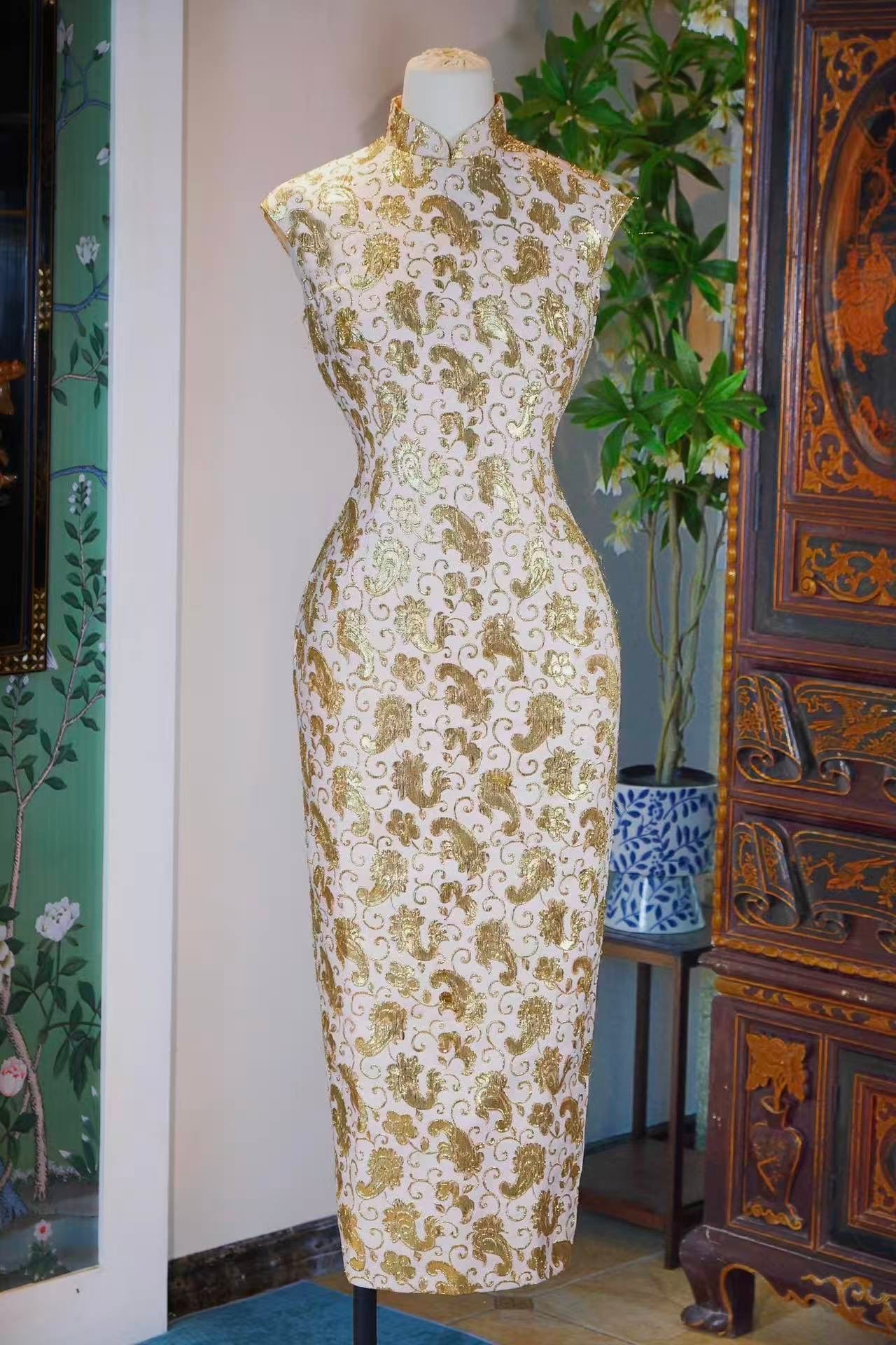60年代 - 流金涡旋·六十年代香港“生命之树”佩斯利织金提花古董旗袍 | 1960s - Flowing Gold Vortex: A Vintage 1960s Hong Kong "Tree of Life" Paisley Gold Brocade Jacquard Cheongsam