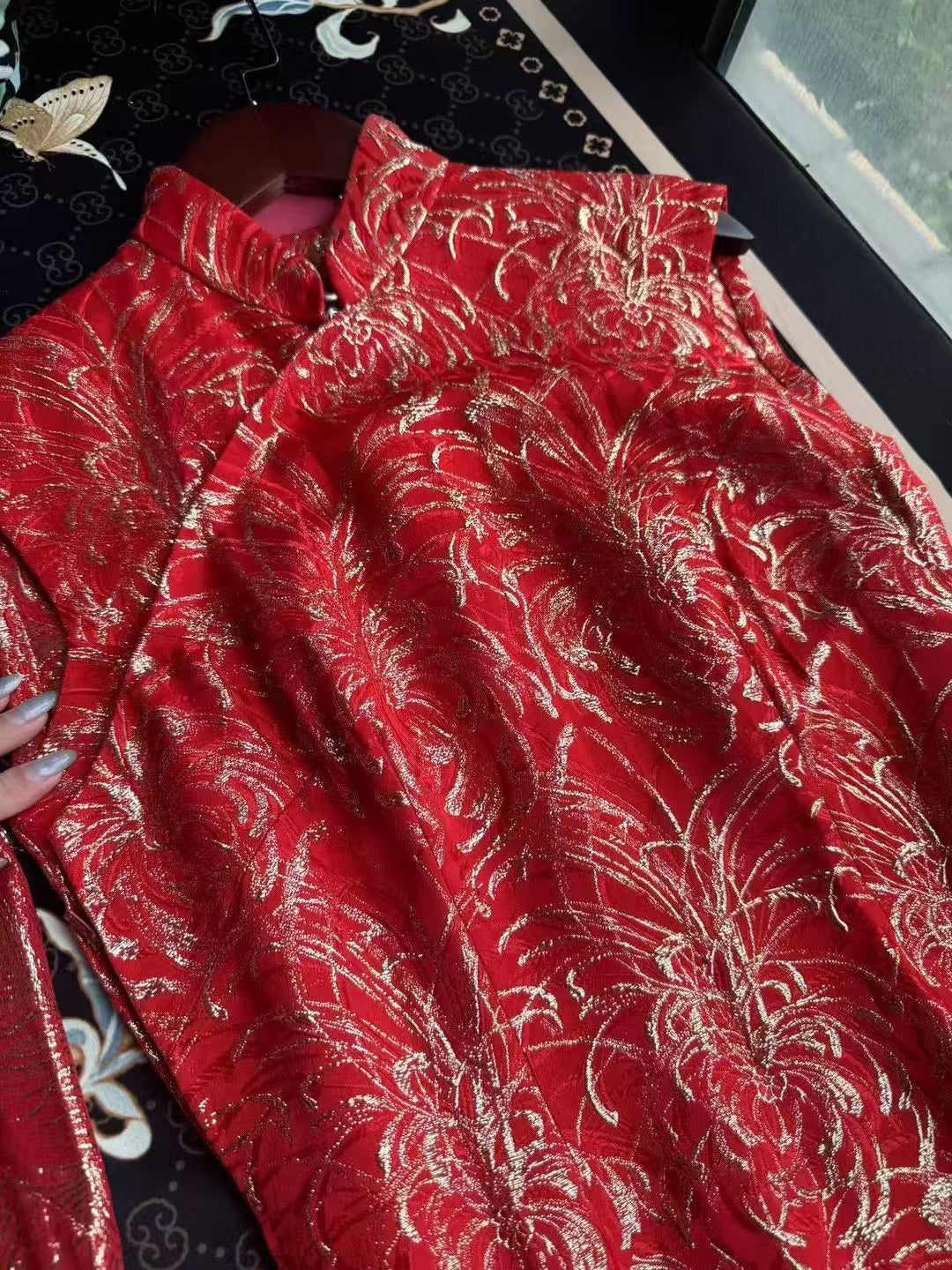 60年代 - 歌后风华・织金烟花缎面曳地・梁萍女士同款古董老旗袍 / 1960s - Diva's Splendor: Brocade Fireworks Satin Trail Qipao — As Worn by Legendary Singer Liang Ping