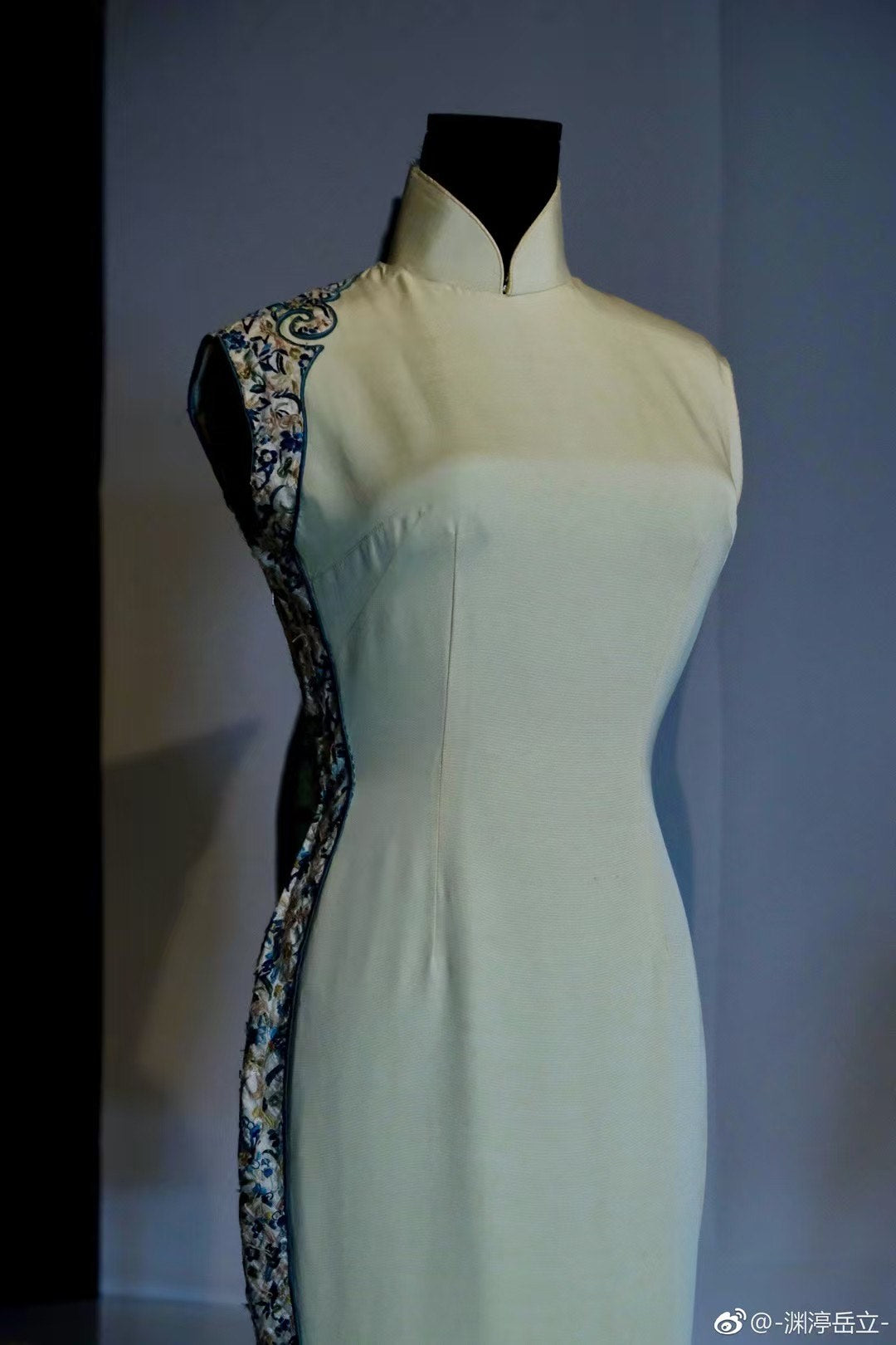 60年代 -【馆藏级】流光溢彩宝石绿 钉珠亮片绲边 曳地花瓶版型 贵雅旗袍礼服 | 1960s - "Museum-Quality" Glistening Jewel-Toned Emerald Green Qipao Gown with Beaded Sequin Embroidery, Piping Trim, and Floor-Length "Vase" Silhouette