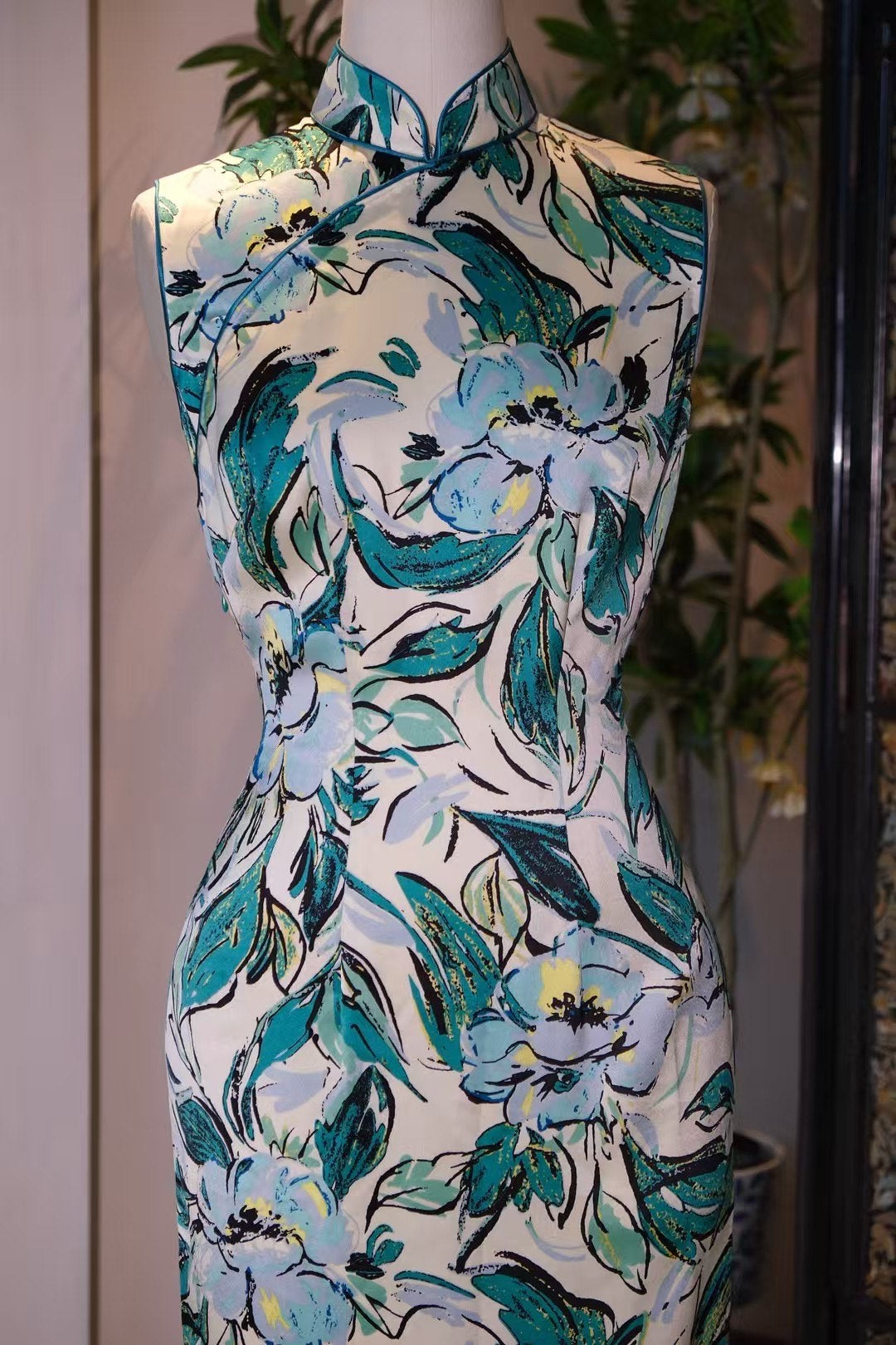 客订结缘 -《碧海繁花 · 绢影流光》—— 泼墨青翠，绽放雅韵的无袖桑蚕真丝旗袍 | Customized Design - "Azure Ocean Blooms · Silk Sheen & Flow" — Ink-Splashed Verdant, Elegantly Blooming Sleeveless Mulberry Silk Cheongsam