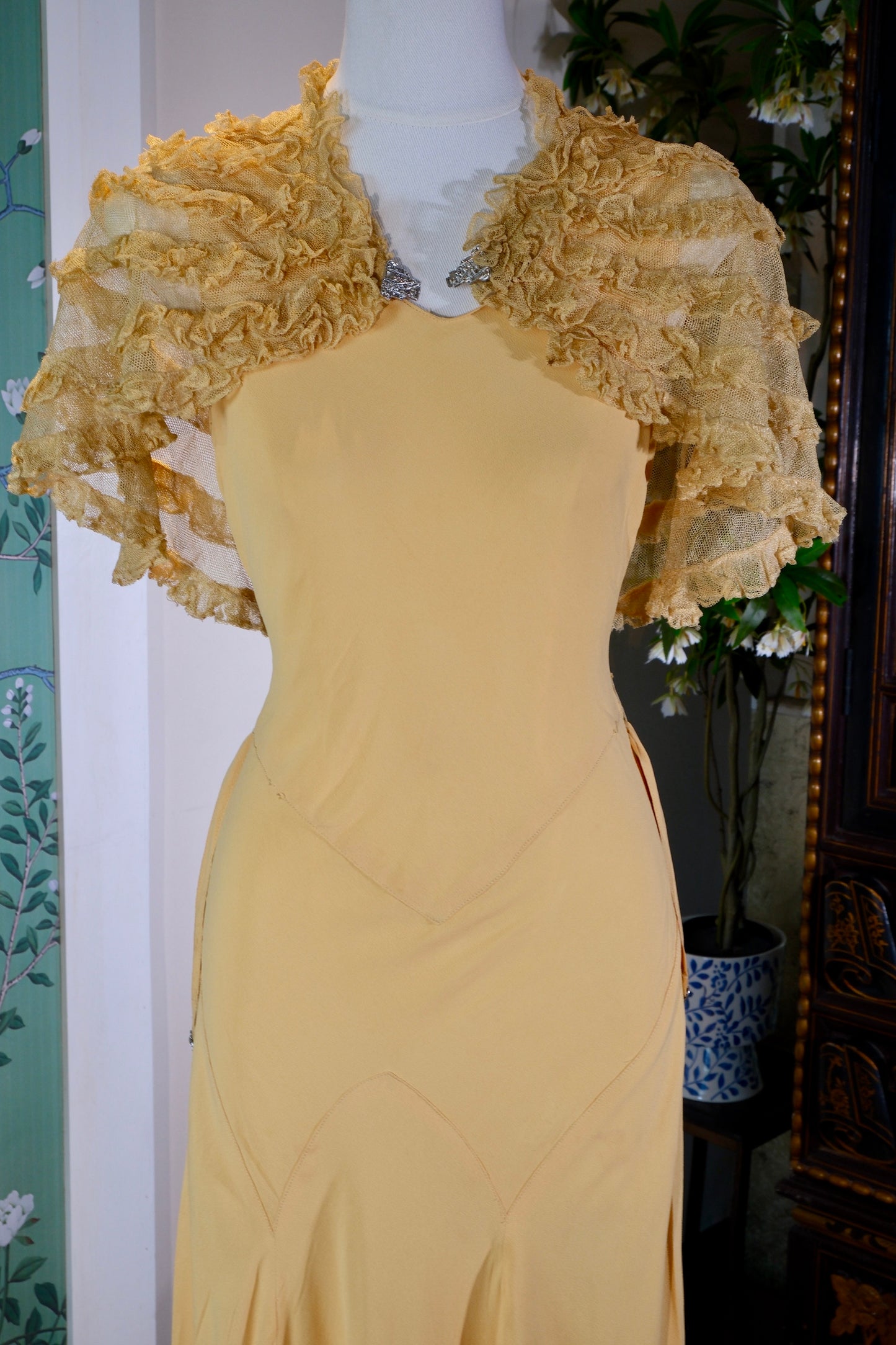 云肩流金：民国三十年Art Deco真丝礼服与“海派旧梦” | Gilded Cloud Shoulder: A Republic of China Year 30 (1940s) Art Deco Silk Gown and "Shanghai-Style Old Dreams"