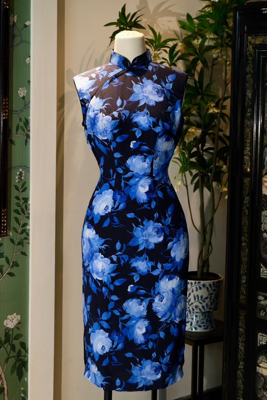 客定结缘 -【夜幕幽蓝·青花瓷韵·水墨玫瑰旗袍】| Customized Design - 【Midnight Serenity · Porcelain Blue Echo · Ink Rose Qipao】