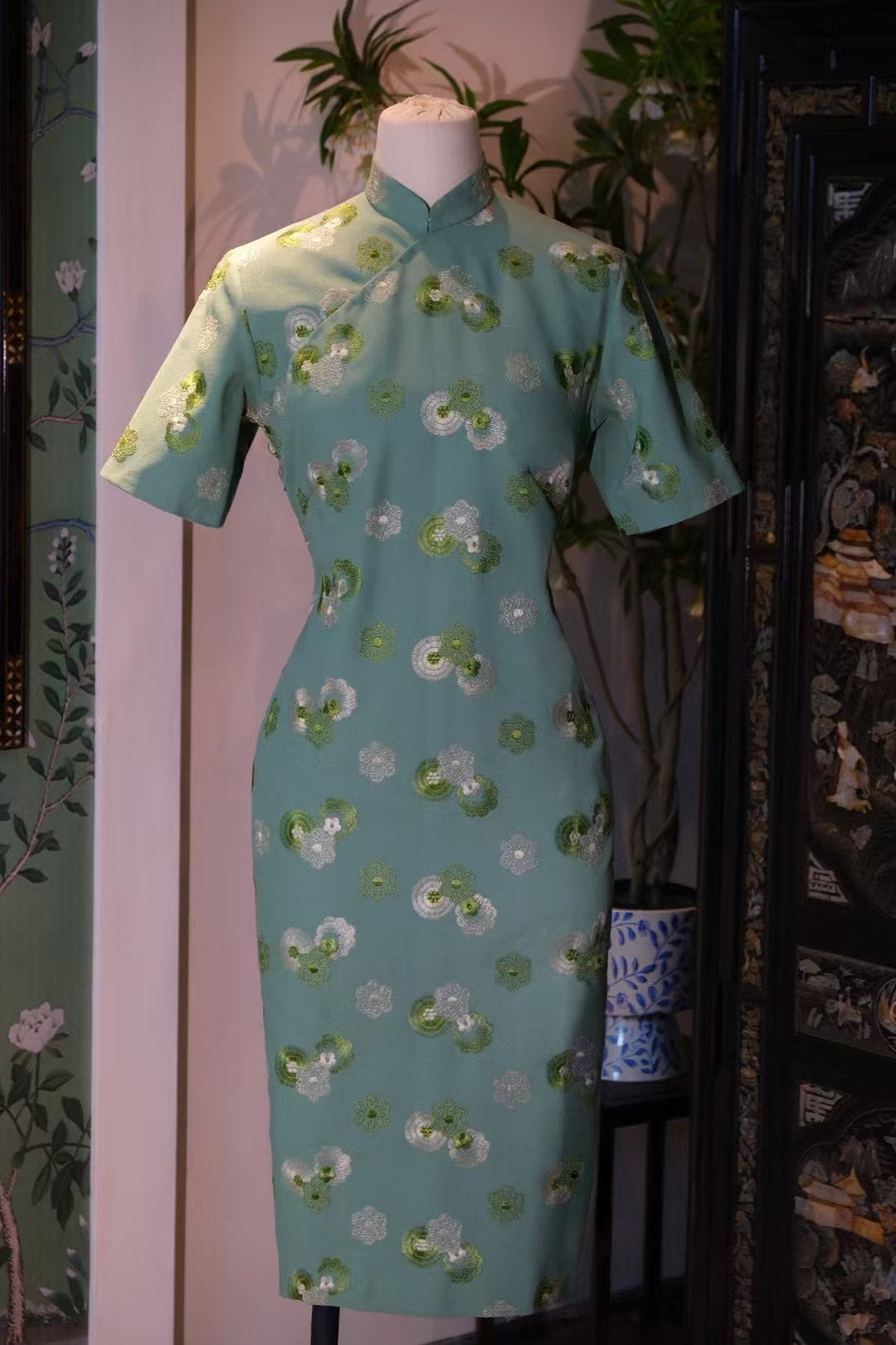 60年代 -《新加坡国立博物馆典藏 · 双色圆纹刺绣旗袍系列》 |  1960s - “National Museum of Singapore Heritage · Dual-Tone Circular Motif Embroidered Qipao Series”