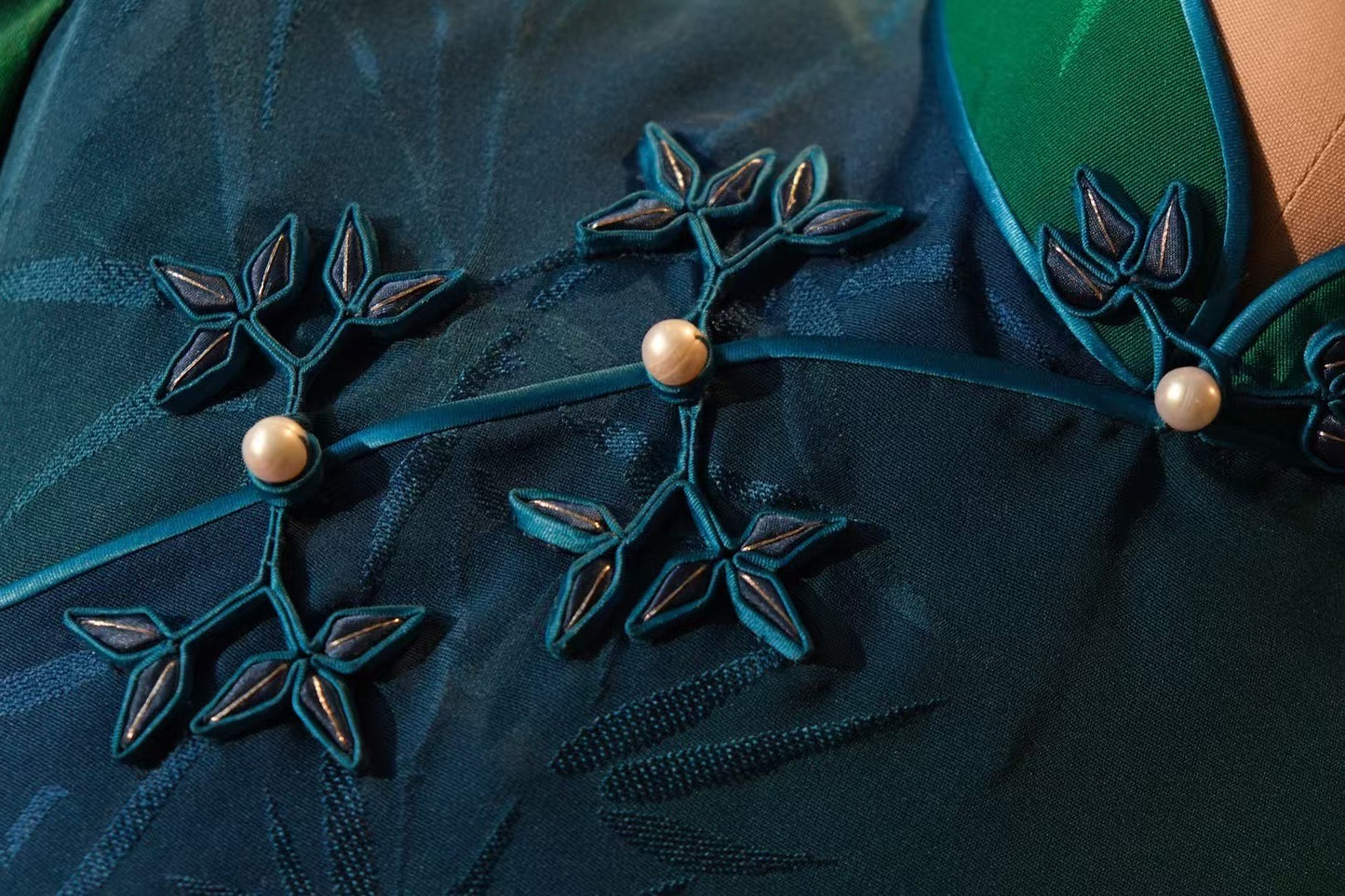 客订结缘 - 墨竹入画：青翠绿与宝石蓝渐变提花旗袍，配珠光手作盘扣 | Customized Design - Ink Bamboo Painting: Jade Green to Sapphire Blue Ombre Brocade Cheongsam with Pearlescent Frog Buttons