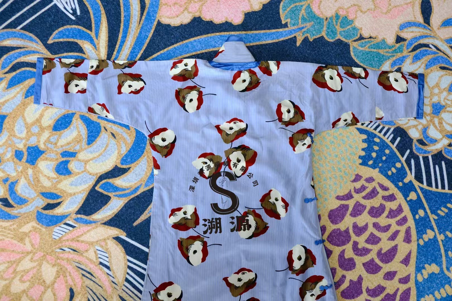 30年代 - 民国闲趣 · 浅蓝细纹抽象花卉旗袍： 撞色摩登，蓝丝绒巧扣 | 1930s - Republican Era Leisure · Light Blue Pinstripe Cheongsam with Abstract Contrast Florals: Modernist Color Blocking, Blue Velvet Accents