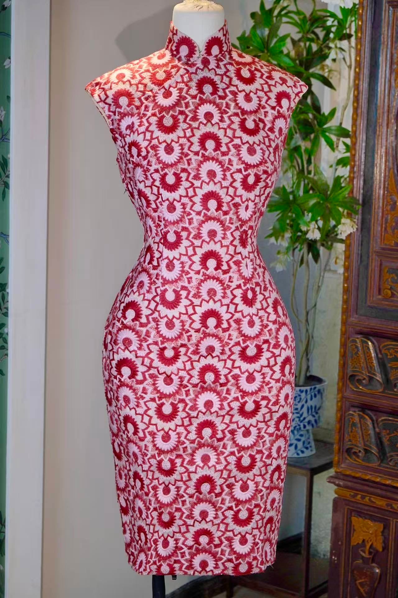 60年代 - 六十年代香港Art Deco机绣蕾丝旗袍：时间的蕾丝诗学 | 1960s - 1960s Hong Kong Art Deco Machine-Embroidered Lace Qipao: A Poetics of Time and Lace