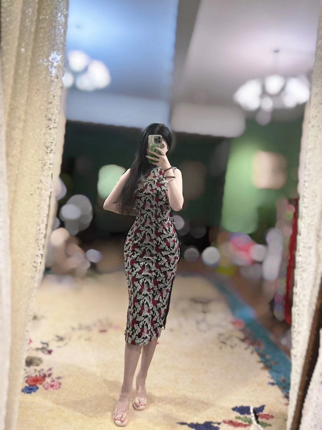 60年代 - 香江风华：60年代 梅子织银刺绣蕾丝挖肩无袖古董港式旗袍 | 1960s - A Stunning Vintage 1960s Hong Kong Style Qipao/Cheongsam with Plum and Silver Embroidered Lace, Illusion Neckline, and Sleeveless Cut