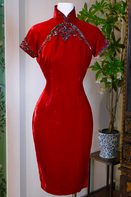 50年代 - 五十年代香港天鹅绒线香钉珠如意云头旗袍 | 1950s - A Pinnacle of 1950s Hong Kong Craftsmanship: The Velvet Beaded "Ruyi Cloud" Qipao