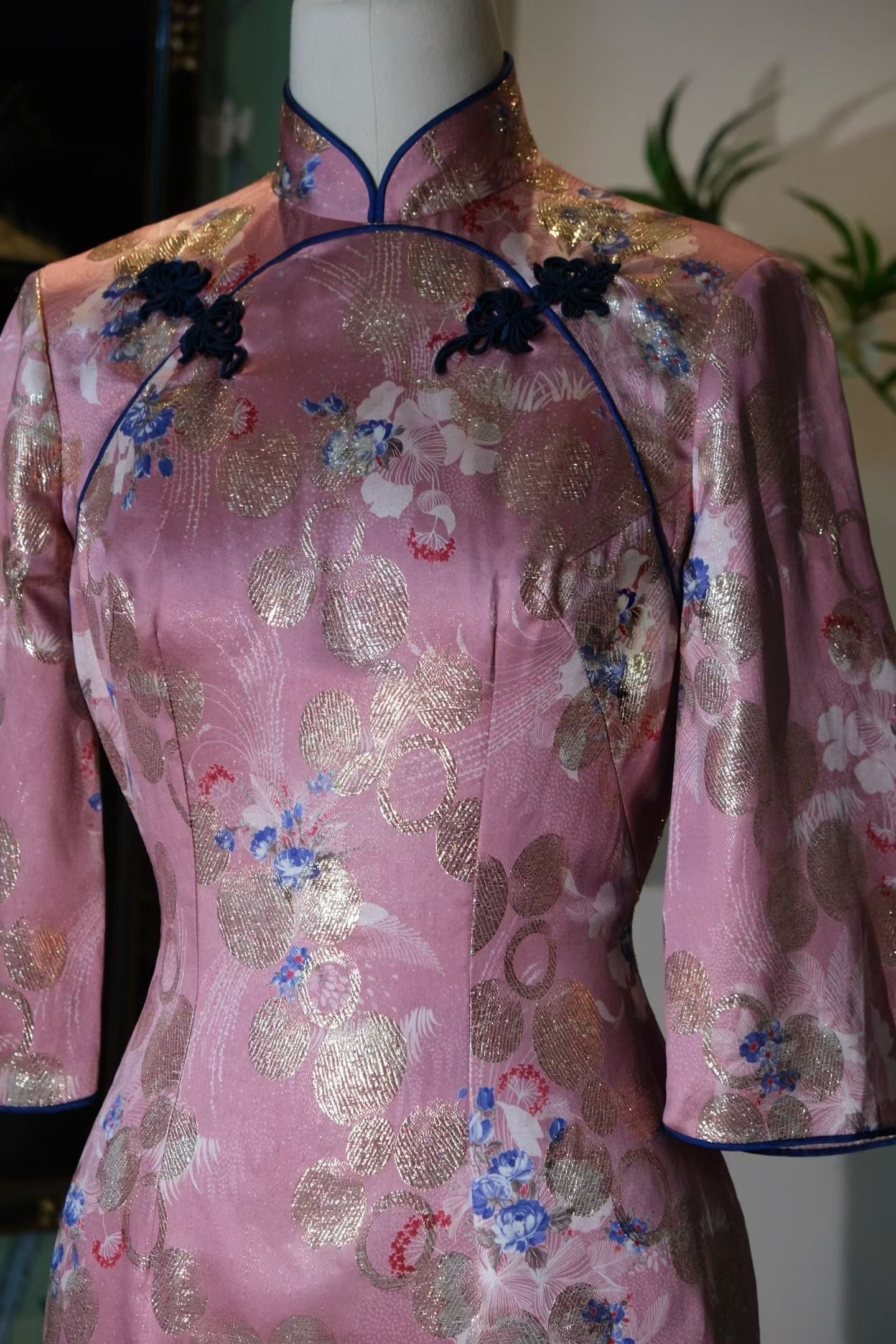 60年代 - 「金流星辰」：上世纪六十年代罕见双圆襟倒大袖嵌丝硬花扣意大利织金波点古董港式旗袍 / 1960s - "Golden Constellation": A Rare 1960s Hong Kong Vintage Qipao with Double Round Lapel, Inverted Wide Sleeves, Hard Floral Buttons, and Italian Lurex Polka Dots