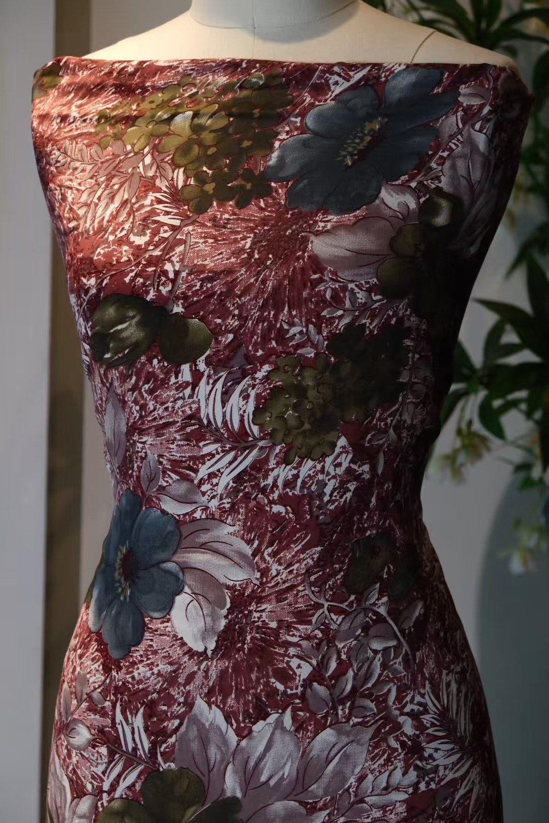 布料名 -【凡尔赛秘境】宝蓝丝绒底鎏金浮雕玫瑰不朽经典高定艺术布料 | Fabric Name - 【Secret Gardens of Versailles】Sapphire Blue Base Gilded Relief Rose Timeless Classic Haute Couture Art Cloth