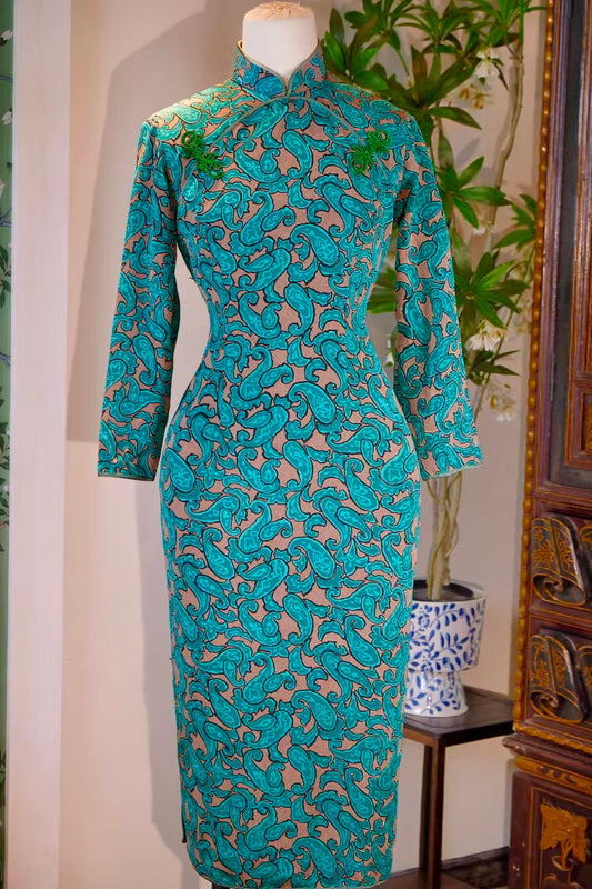 60年代 - 台湾制双圆襟嵌丝硬花扣佩斯利纹古董旗袍 | 1960s - A Vintage Taiwanese Cheongsam with Double-Round Placket, Wire-Inlaid Hard Buttons, and Paisley Motif