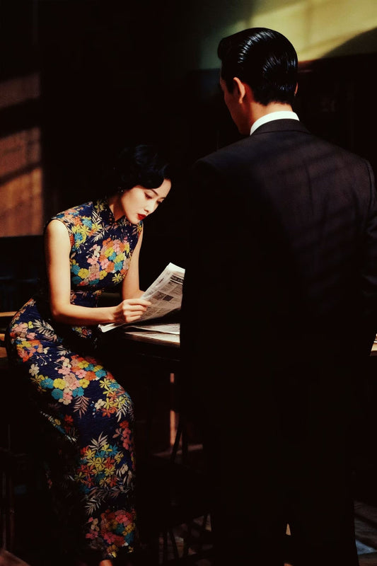 60年代 - 「靛蓝春晓」：上世纪六十年代手工印染多色繁花曳地台湾产古董旗袍 / 1960s - "Indigo Spring Dawn": A Rare 1960s Hand-Printed Multi-Colour Floral Floor-Length Vintage Taiwanese Qipao