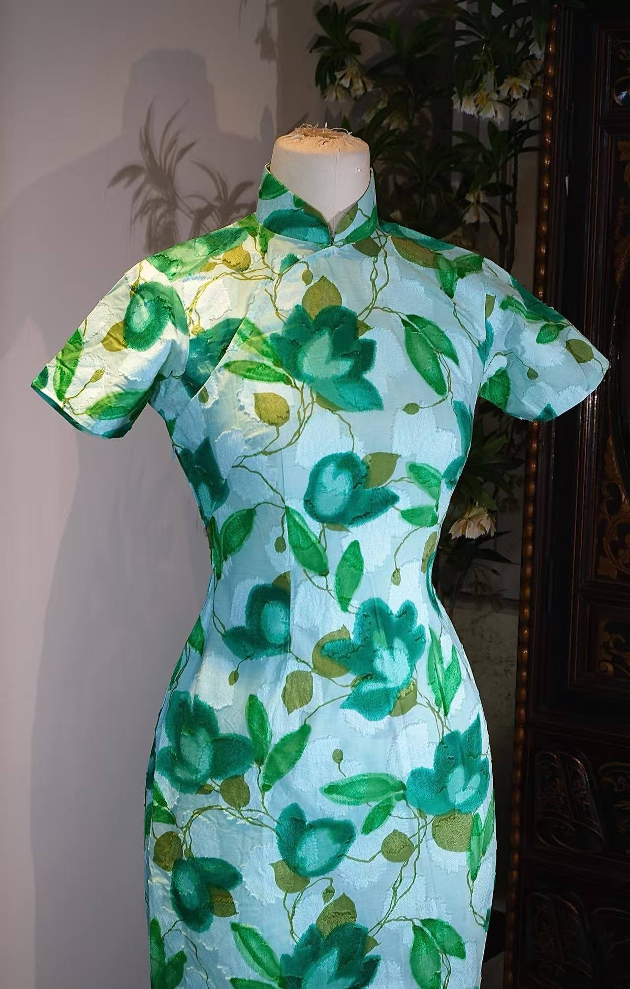 50年代 - 翠影凝缃：五十年代港工提花棉旗袍的艺术考释 | 1950s - Emerald Shadows on Pale Scrolls: An Artistic Analysis of a 1950s Hong Kong Jacquard Cotton Cheongsam