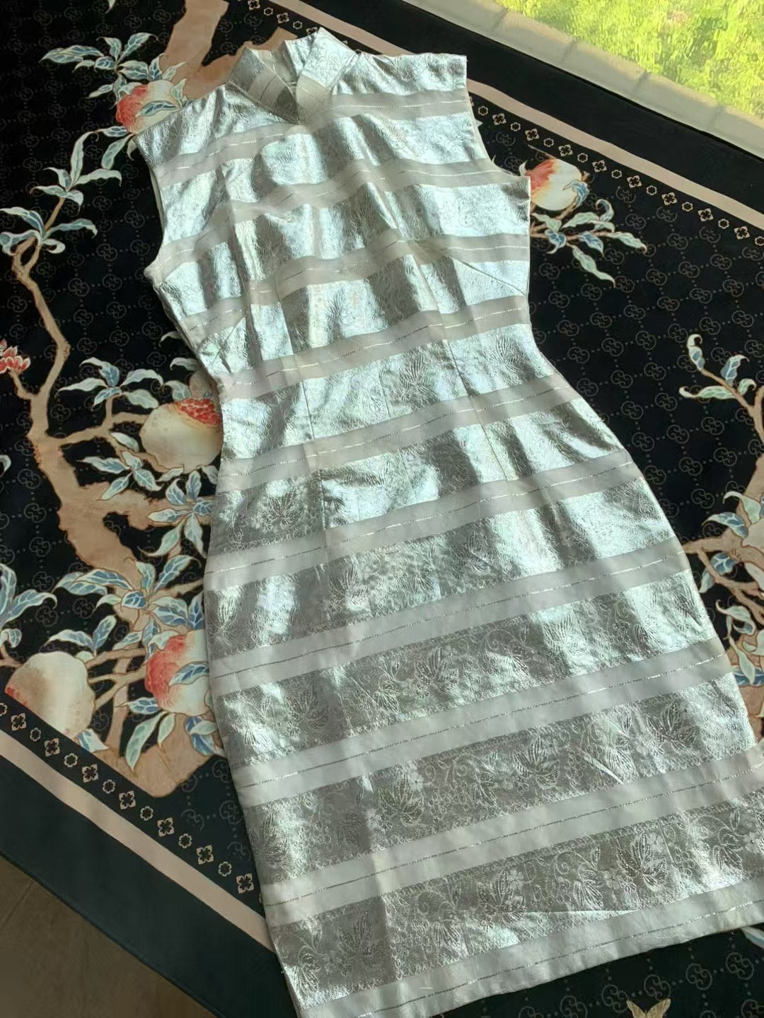 60年代 - 两件邵氏女星 范丽同款的绝美馆藏级姐妹古董袍 / 1960s - Two Exquisite, Museum-Grade Sister Vintage Qipaos in the Style Worn by Shaw Brothers Actress Fan Li.