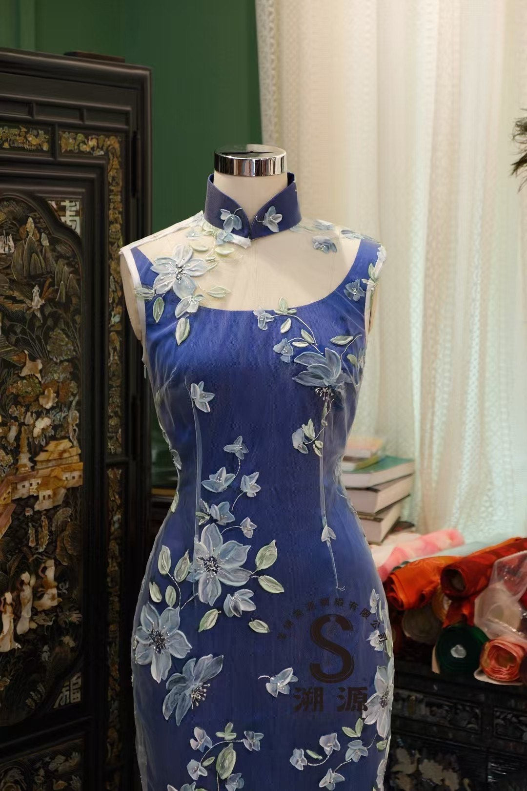 客定结缘 - Ruffo Coli至臻系列：深海幽蓝·手工油画立体花卉双层港式旗袍 | Customized Design - Ruffo Coli Couture Collection: Deep Sea Azure — Hand-Painted 3D Floral Oil-Effect Double-Layer Hong Kong Style Qipao