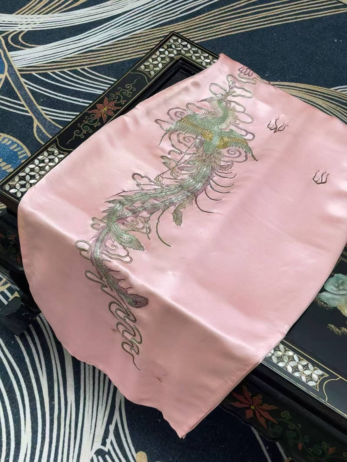 50年代 - 五十年代梅花牌龙凤呈祥旗袍短褂套装：粤绣盘金绣技艺与东方美学的古董遗珍 | 1950s - 1950s "Plum Blossom" Brand Dragon &amp; Phoenix Suit: An Archival Treasure of Yue Embroidery and Oriental Aesthetics